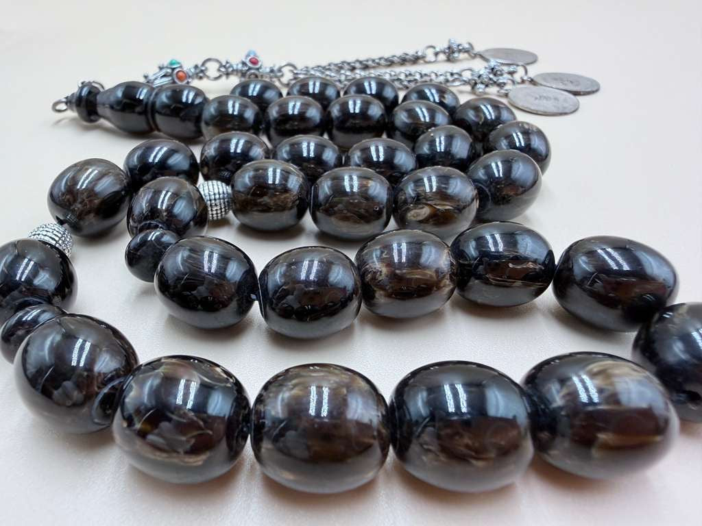 مسباح مسكي خام بولندي، بخراطة جديدة، مع شرابة فضة 500.Polish Raw Musk Misbah with New Carving, Featuring 500 Silver Tassel.