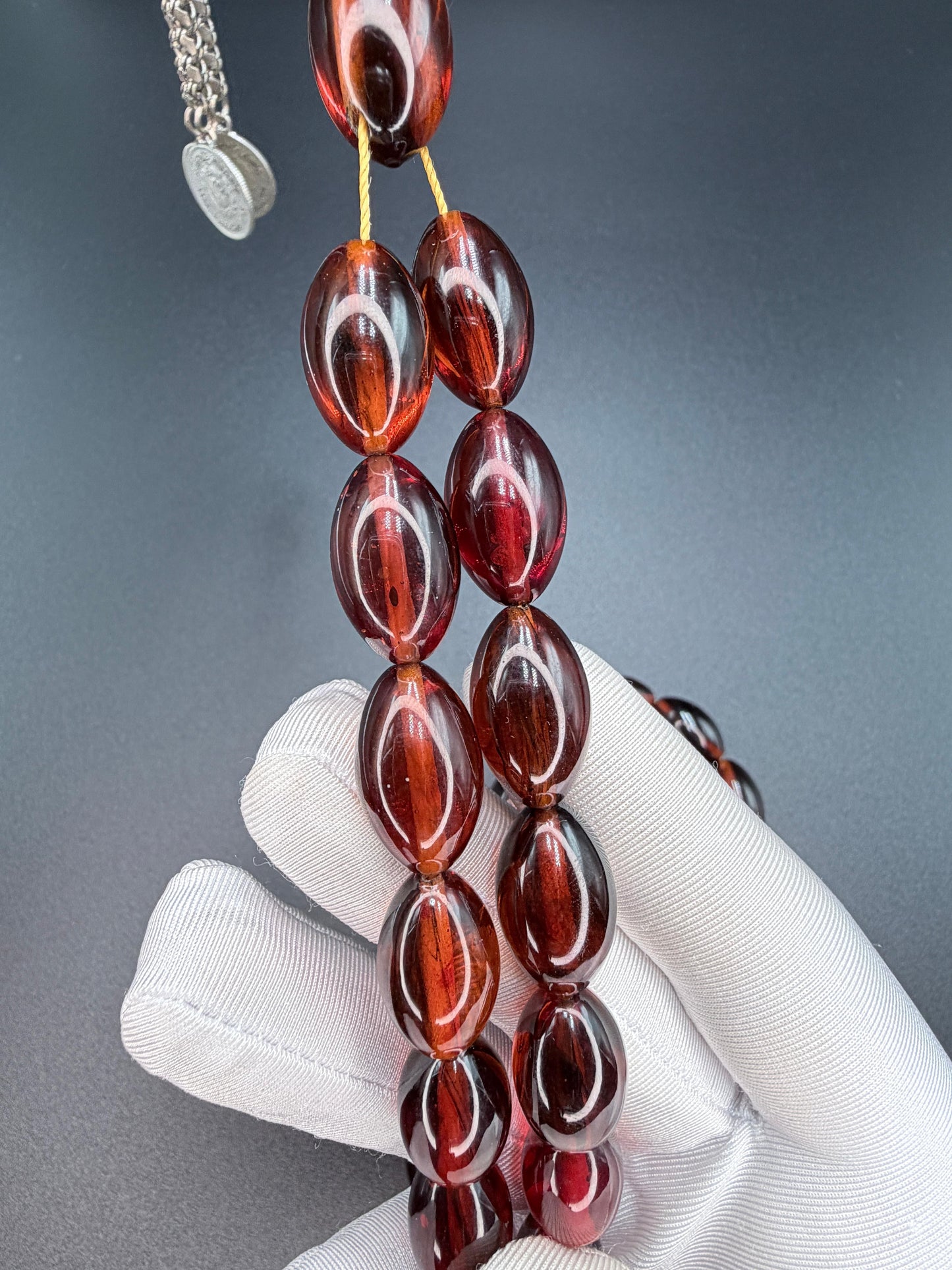 Jumbo-size Tertrok Misbaha featuring the president’s image and the national anthem, paired with a 500-grade silver tassel.
مسباح ترتروك حجم جامبو يحمل صورة الرئيس والسلام الجمهوري، مزوّد بشرّابة فضّة عيار 500.