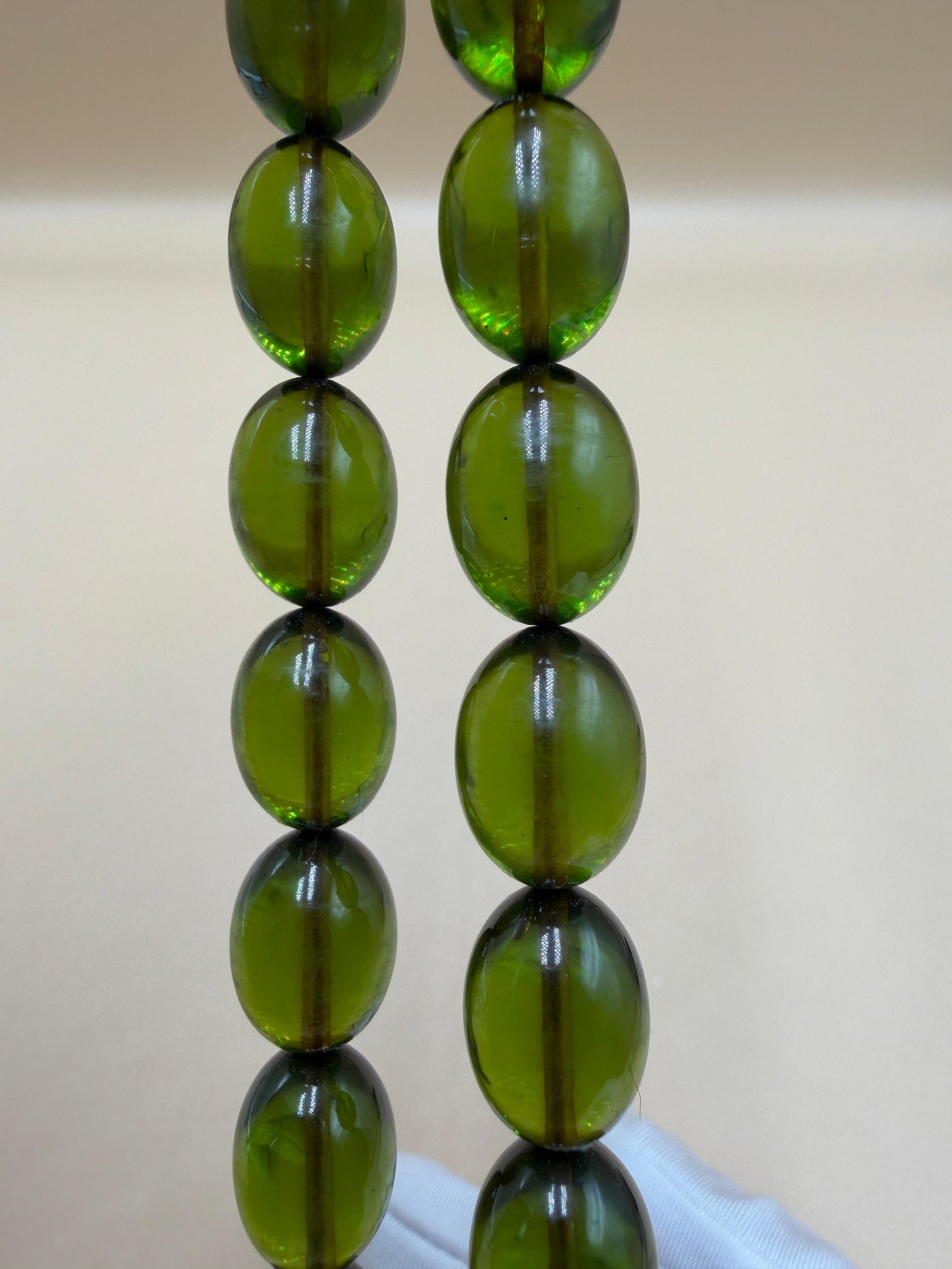 مسباح سندلوس شفاف نفطي، مع شاهد مميّز منقوش. Transparent Oily Sandalwood Misbah with a Distinctively Engraved Marker.