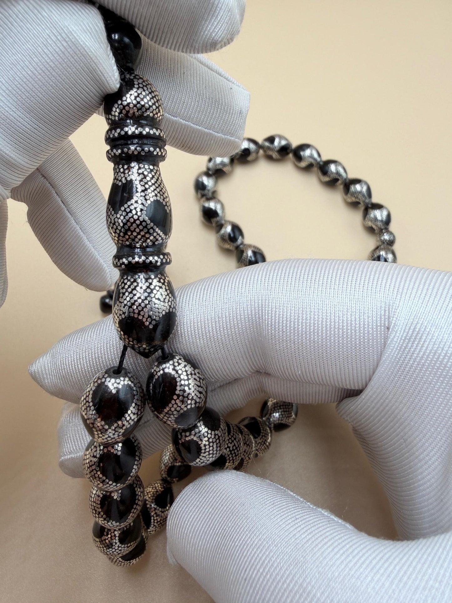 مسباح – قطعة محمود طرزان – يسر بحر أحمر الفاخرة، مطعّمة بالفضّة عيار 1000 ضمن إصدار قلب الحب
Misbah – A luxurious Mahmoud Tarzan – Red Sea Yusr, inlaid with 1000-grade silver in the Love Heart edition,