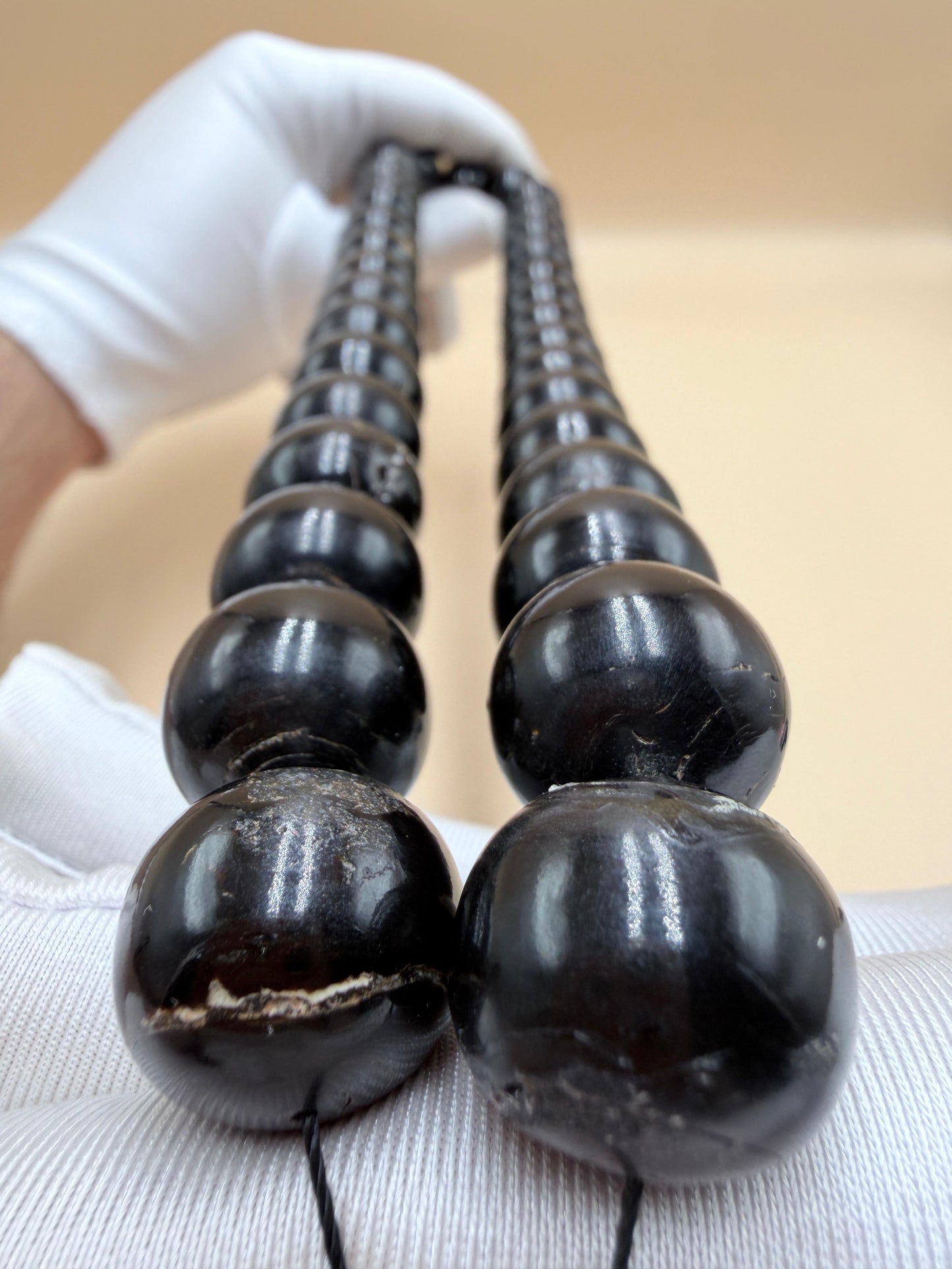 يسر بحر أحمر ساده
أنتيك قديم – حجم جامبو
مع شاهد مطعّم بالعاج
Plain Red Sea Yusr
Antique –