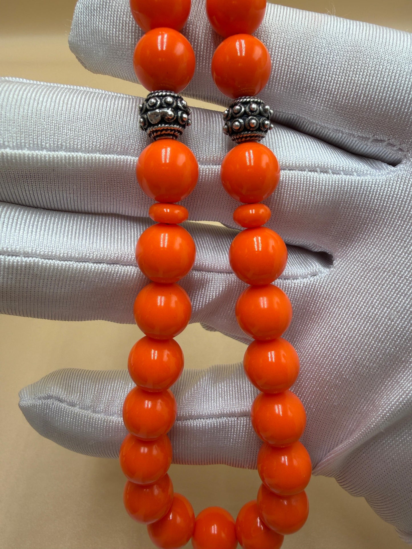 مسباح بولنك خام أنتيك، بخراطة جديدة، مع شرابة وفواصل فضة عيار 925. Antique Raw Bulnek Misbah with New Carving, Featuring Tassel and Spacers in 925 Silver.