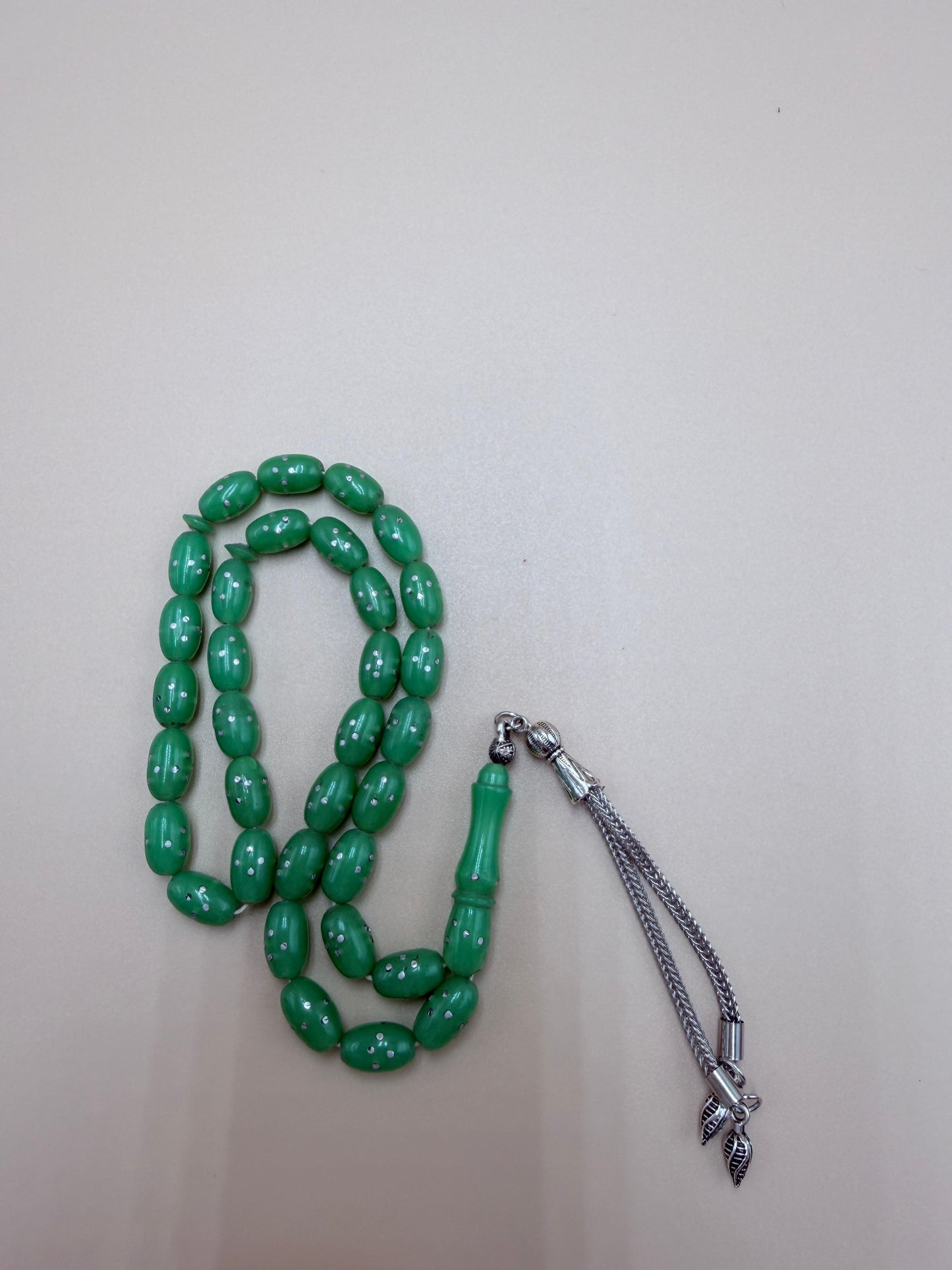 مسباح أنتيك الخام چيكي، من خراطة شعبان الأب، عمر المسباح أكثر من 80 سنة.

Antique Raw Jiki Misbah, by Shaban Al-Ab (master turner), over 80 years old.