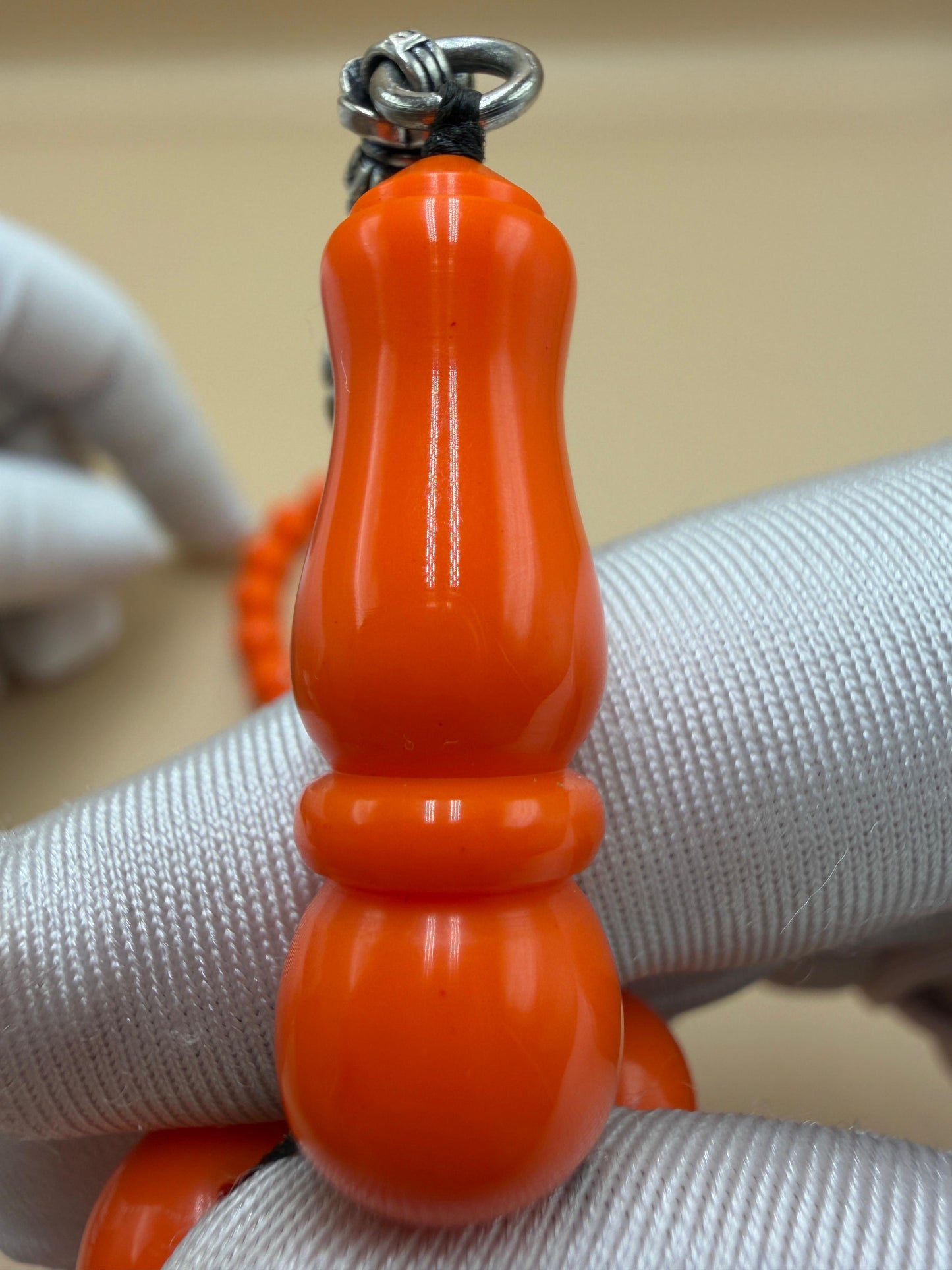 مسباح بولنك خام أنتيك، بخراطة جديدة، مع شرابة وفواصل فضة عيار 925. Antique Raw Bulnek Misbah with New Carving, Featuring Tassel and Spacers in 925 Silver.