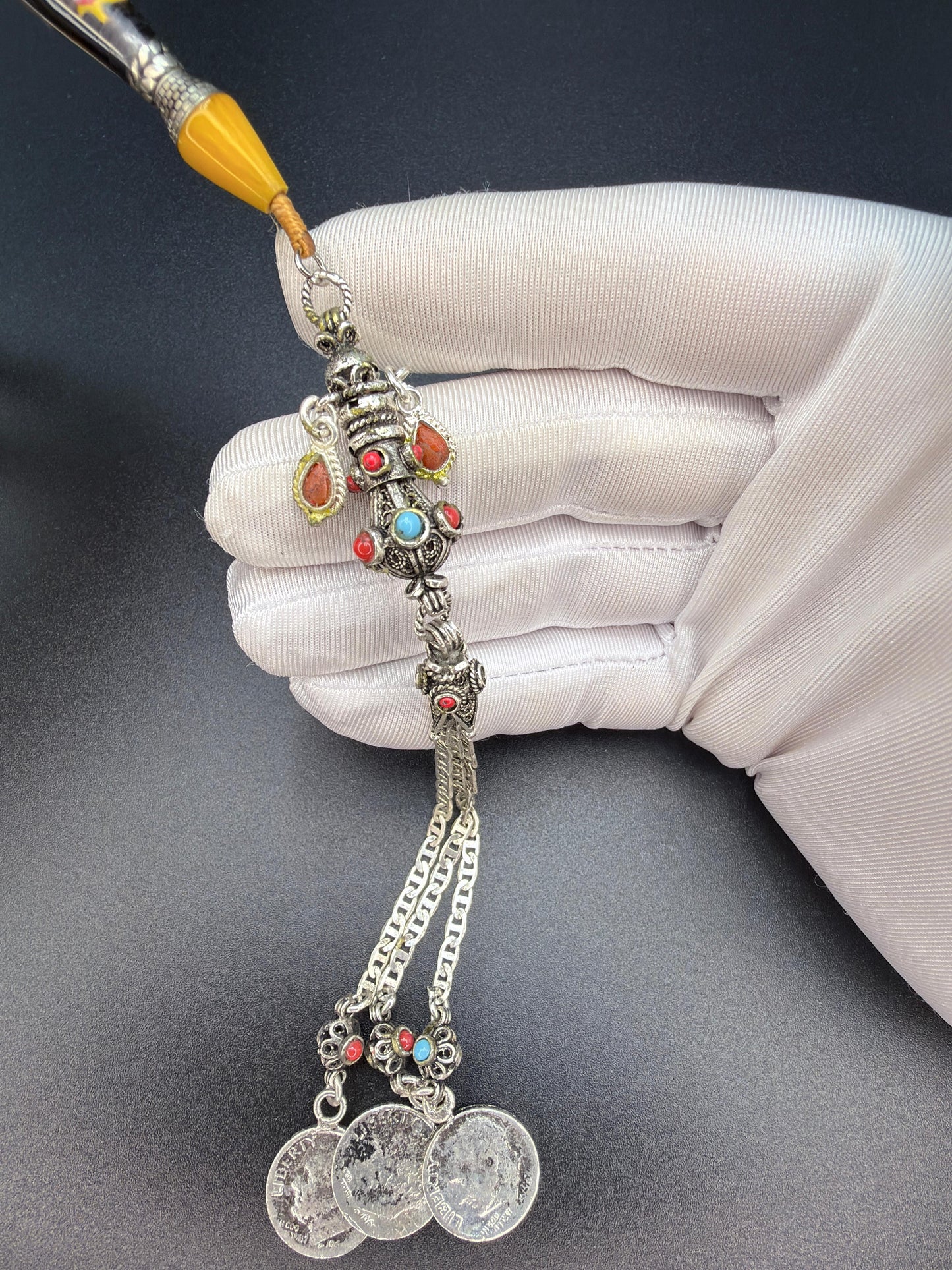 Unique musk Misbaha featuring the image of Saddam Hussein and the Iraqi national anthem, paired with a 500-grade silver tassel. مسباح مسكي مميّز يحمل صورة صدام حسين والسلام الجمهوري، مرفق بشرّابة فضّة عيار 500