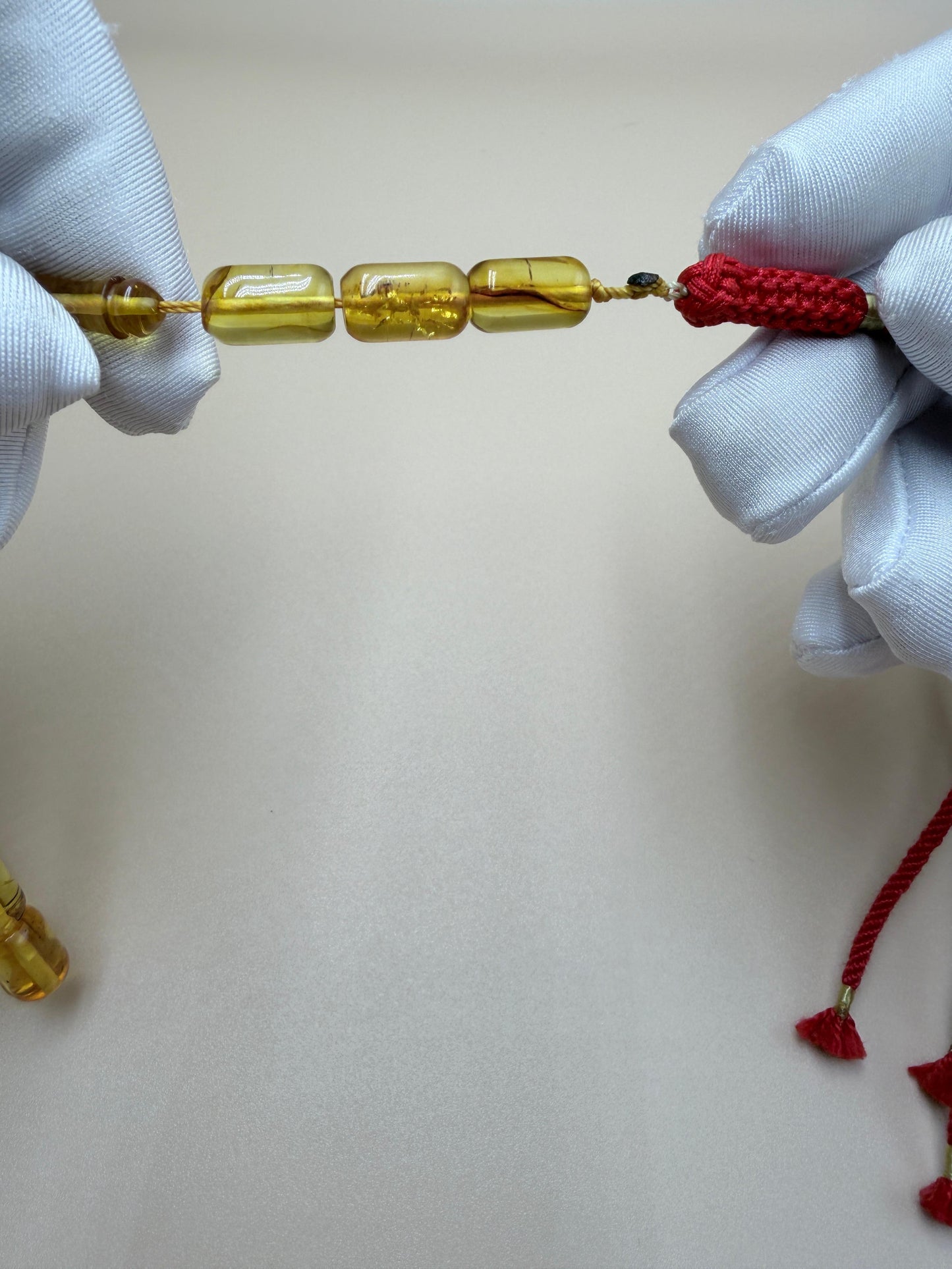 مسباح كهرمان شفاف، قليل الشوائب، مع 3 حبات زيادة  Transparent Amber Misbah, Low Inclusions, with 3 Extra Beads.