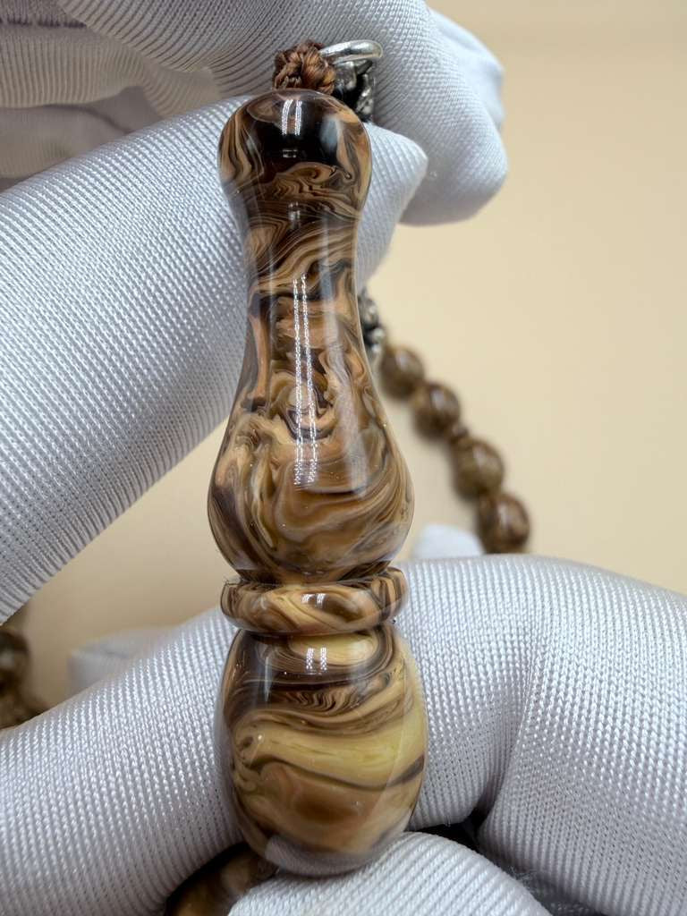 مسباح مسكي خام عصي (دبس وراشي) مع شرّابة فضة عيار ٥٠٠. Raw Musk Misbaha (Dibs & Wrashi sticks) with a 500 silver tassel.