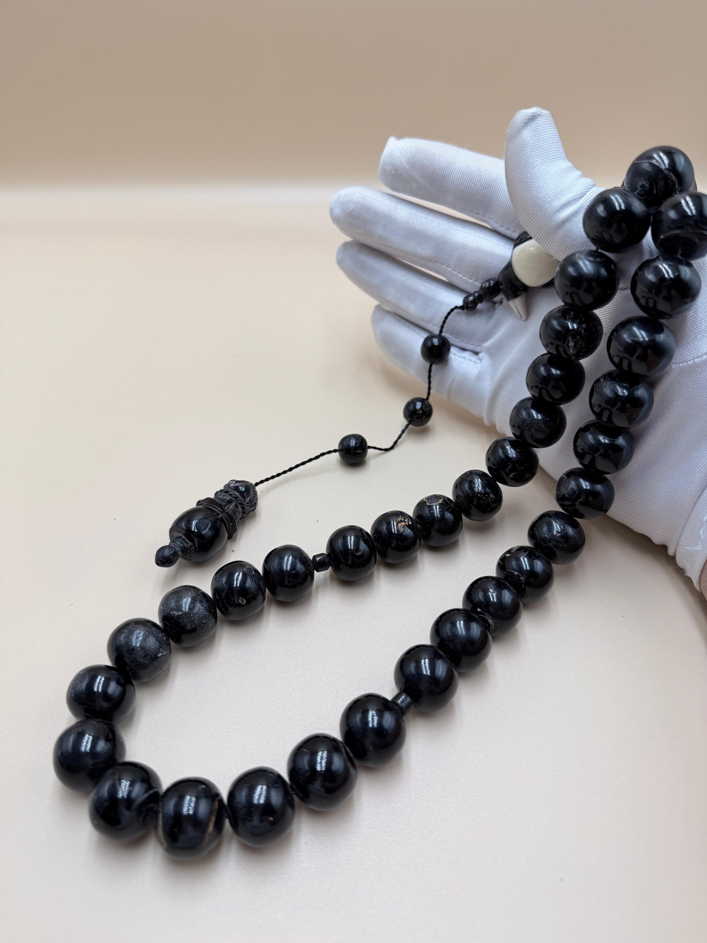 يسر بحر أحمر ساده
أنتيك قديم – حجم جامبو
مع شاهد مطعّم بالعاج
Plain Red Sea Yusr
Antique –