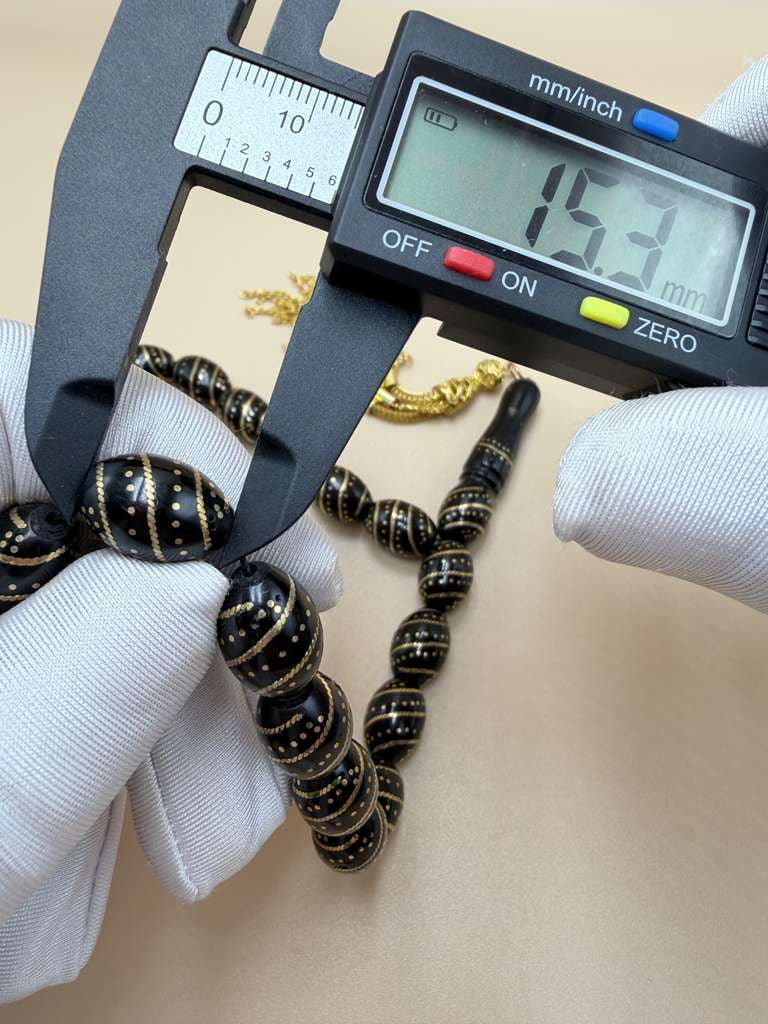 مسباح كوك، مطعّم سكروم، مع شرابة مطليّة ذهب عيار 24 Kuka Wood Misbah, Inlaid with Skroom, with 24K Gold-Plated Tassel.