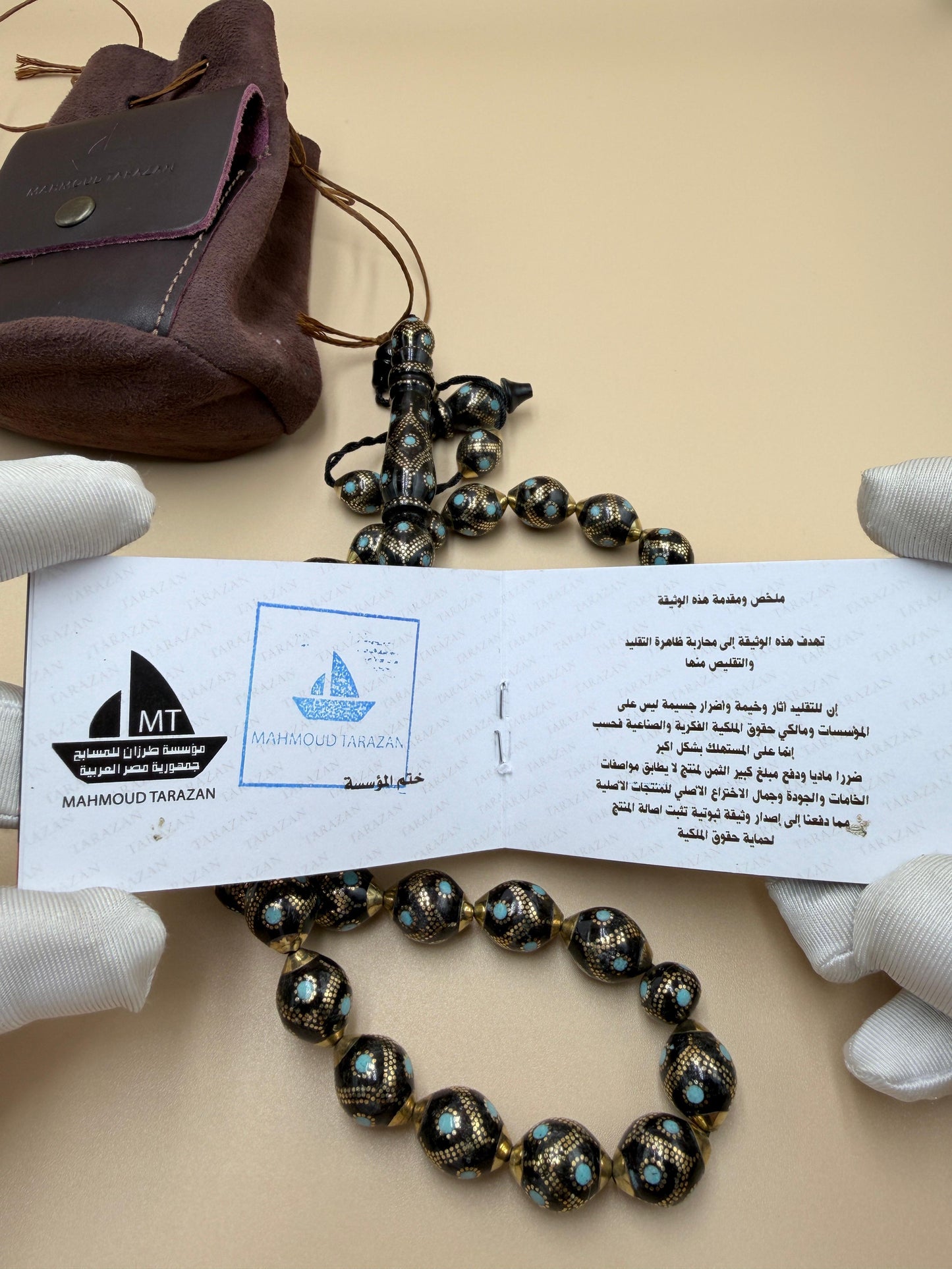 مسباح – قطعة محمود طرزان – يسر بحر أحمر الرائعة، مطعّمة بالسكروم والفيروز الطبيعي، تجمع بين الأصالة والفخامة.
Misbah – A stunning Mahmoud Tarzan – Red Sea Yusr, inlaid with scrom and natural turquoise — combining heritage with elegan