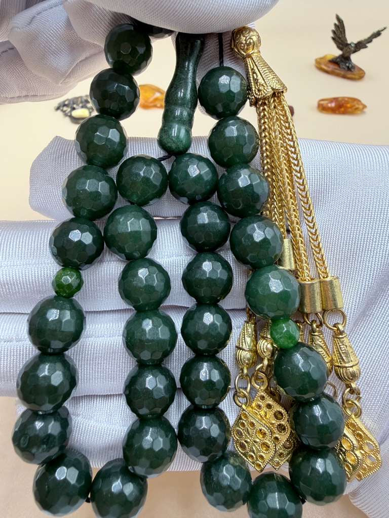 مسباح حجر الحظ الصيني مع شرّابة مطليةChinese Lucky Stone Misbaha with gold-plated tassel.