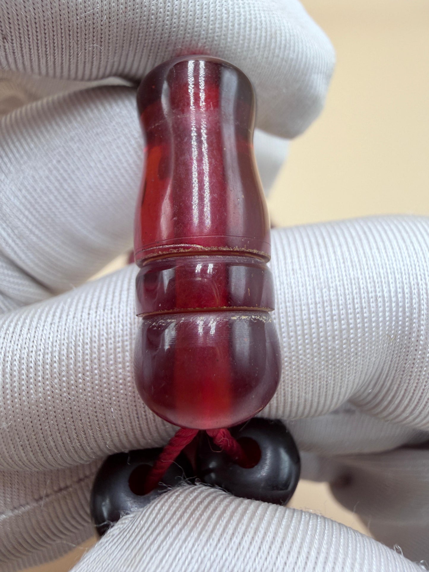 مسباح سندلوس مأنتك، تقليد بيت عنوز مع شرابة فضّة عيار 500.
Antique-style Sandalus Misbah, Anouz House replica, with a 500-grade silver tassel.