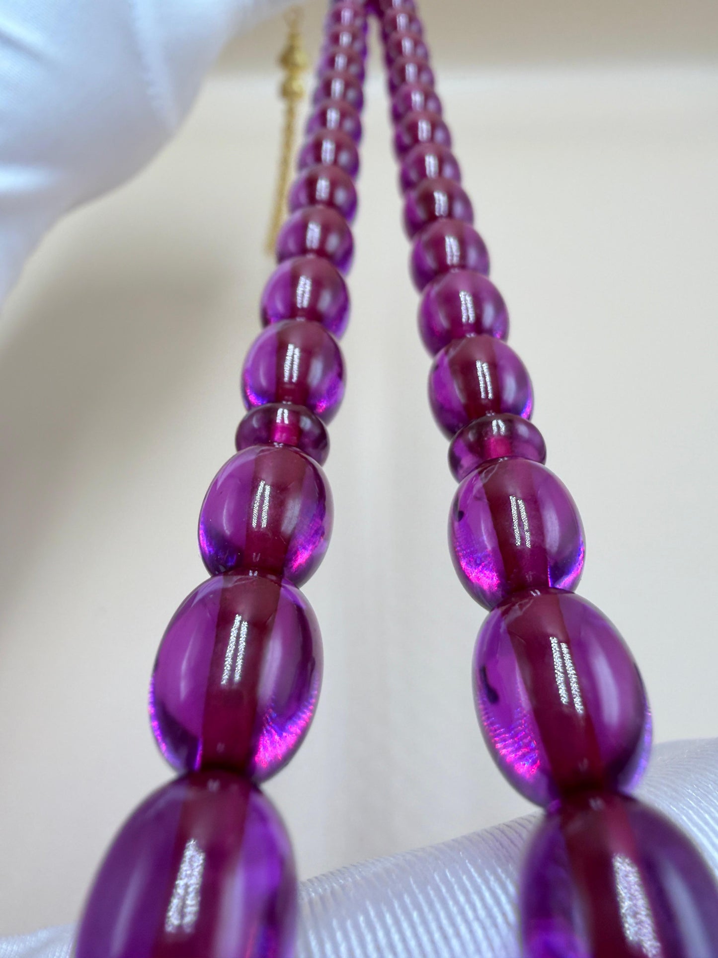 مسباح سندلوس كفّيه مع شرّابة مطلية ذهب
Sandaloos Misbaha (Kaffiyeh style)
With gold-plated tassel