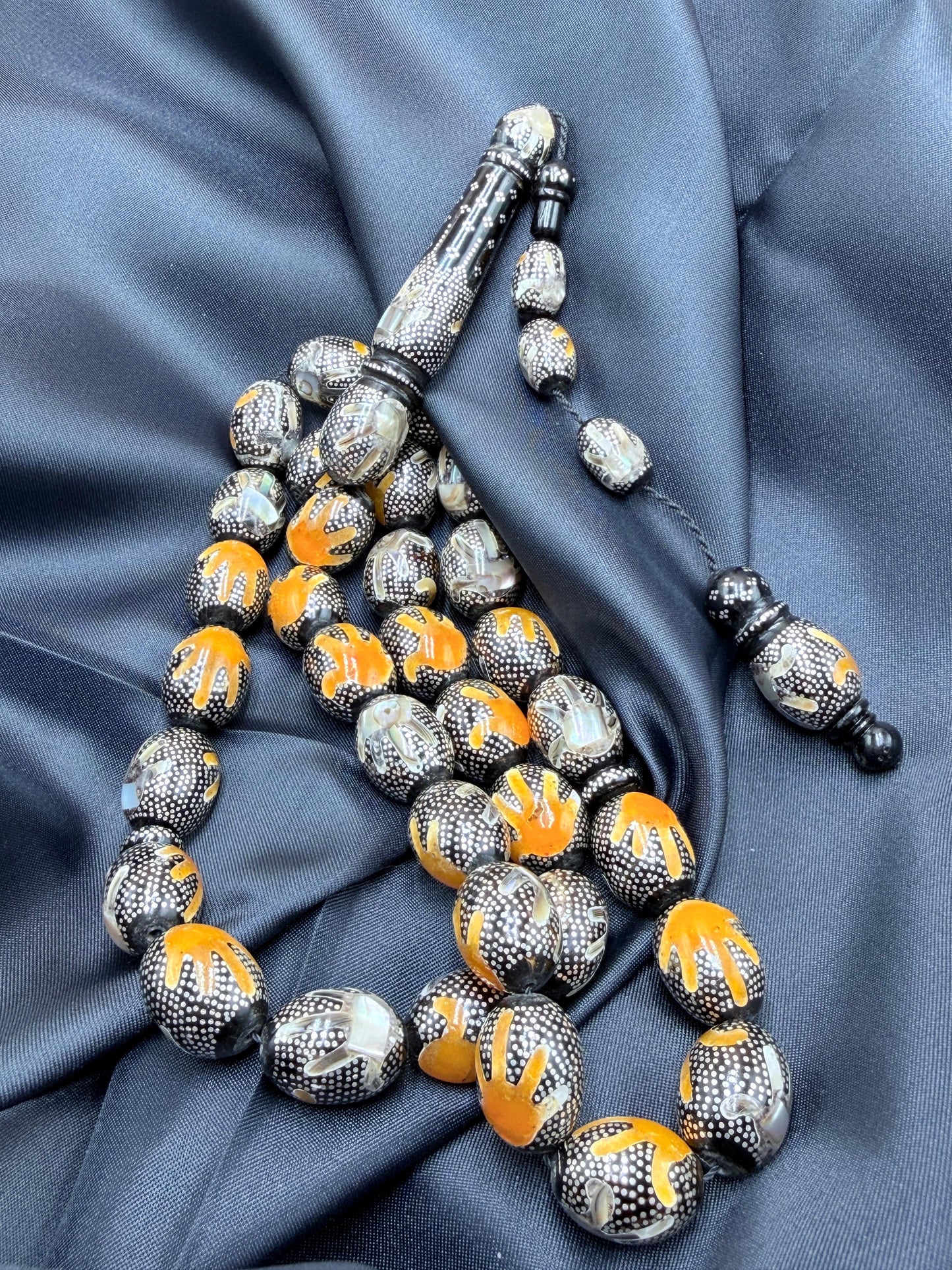 يسر بحر أحمر، مرصّع بالفضّة الخالصة عيار 925، ومزيّن بـ المرجان الطبيعي والصدف الأسترالي.

Red Sea Yusr, set in 925 sterling silver, adorned with natural coral and Australian mother of pearl.