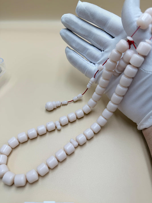 مسباح دومينو صب جديد، مع أمامة احتياطية وكبوس.

New Domino Misbah, with an extra head and cap.