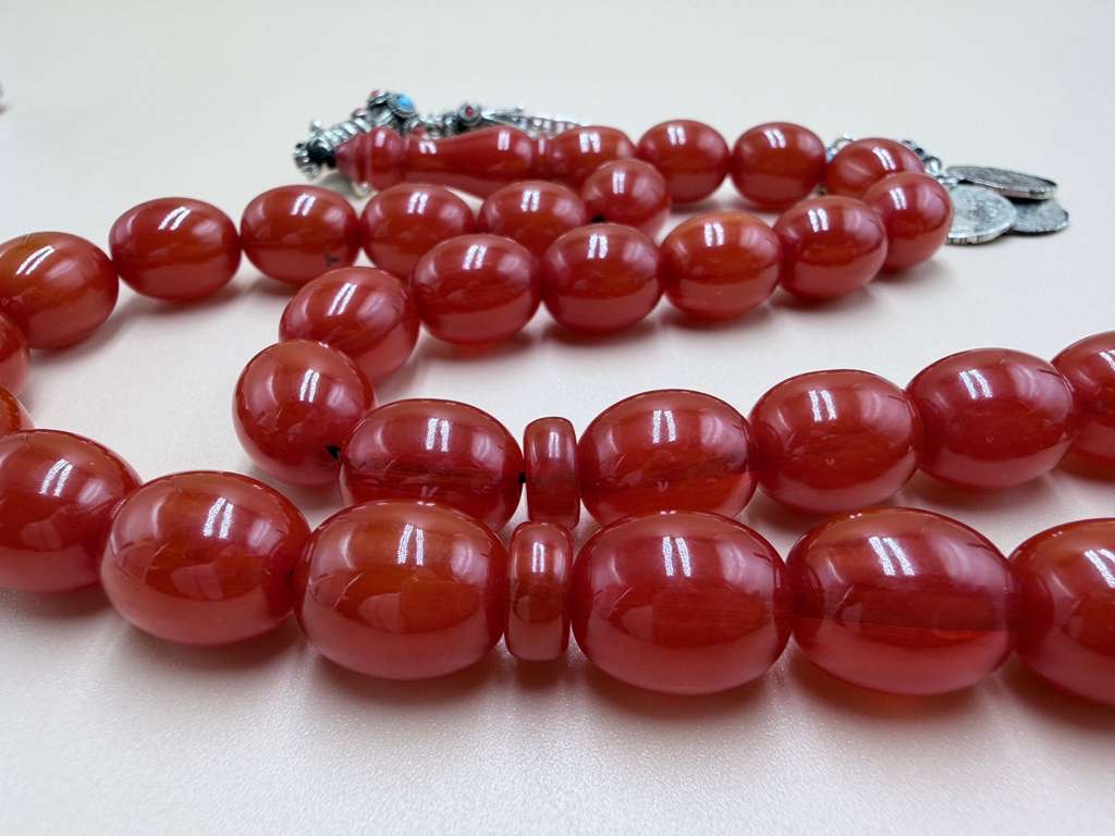 مسباح سندلوس خام من عصيان، مع شرابة فضة عيار 500 Raw Sandalus Misbaha (stick form), with 500-grade silver tassel,