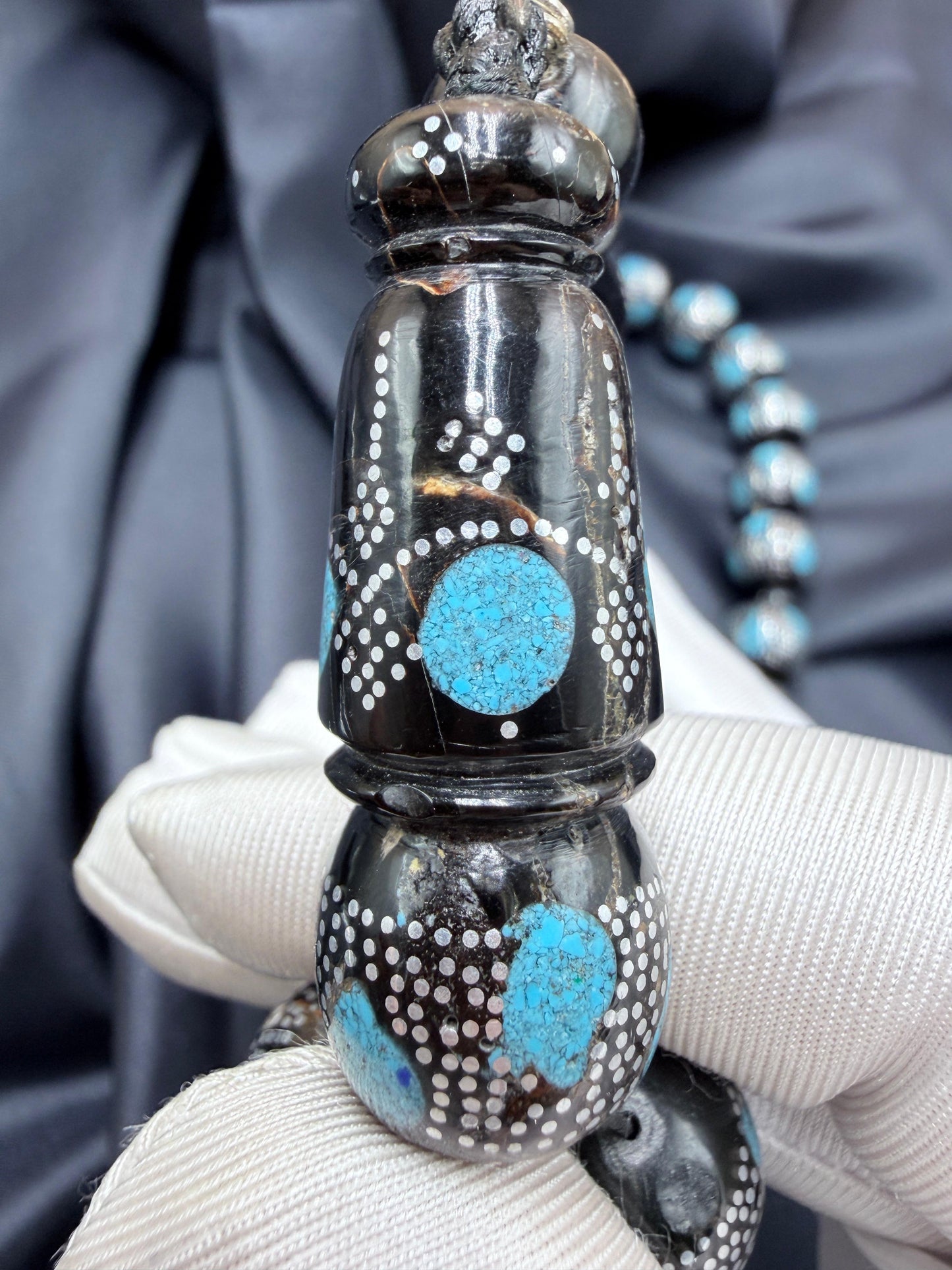 يسر بحر أحمر بتطعيم فضّة خالصة عيار 925، مع فيروز طبيعي، ومرفق بـ شرابة فضّة 925.
Red Sea Yusr inlaid with 925 sterling silver, featuring natural turquoise, completed with a 925 sterling silver tassel.