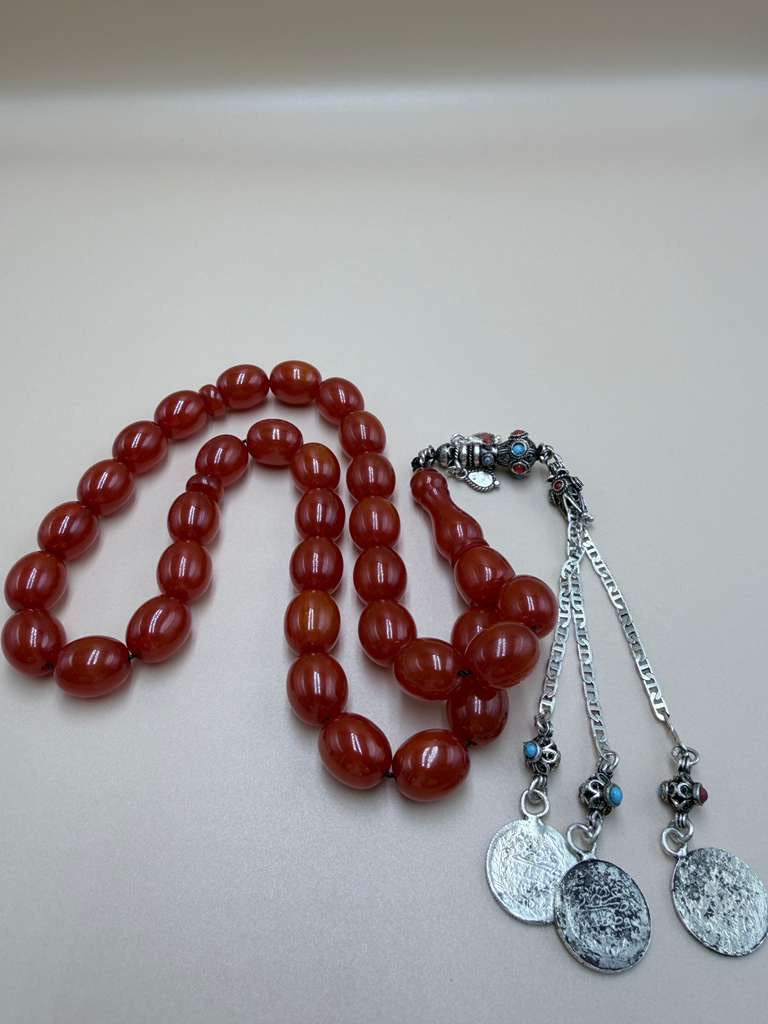 مسباح سندلوس خام من عصيان، مع شرابة فضة عيار 500 Raw Sandalus Misbaha (stick form), with 500-grade silver tassel,