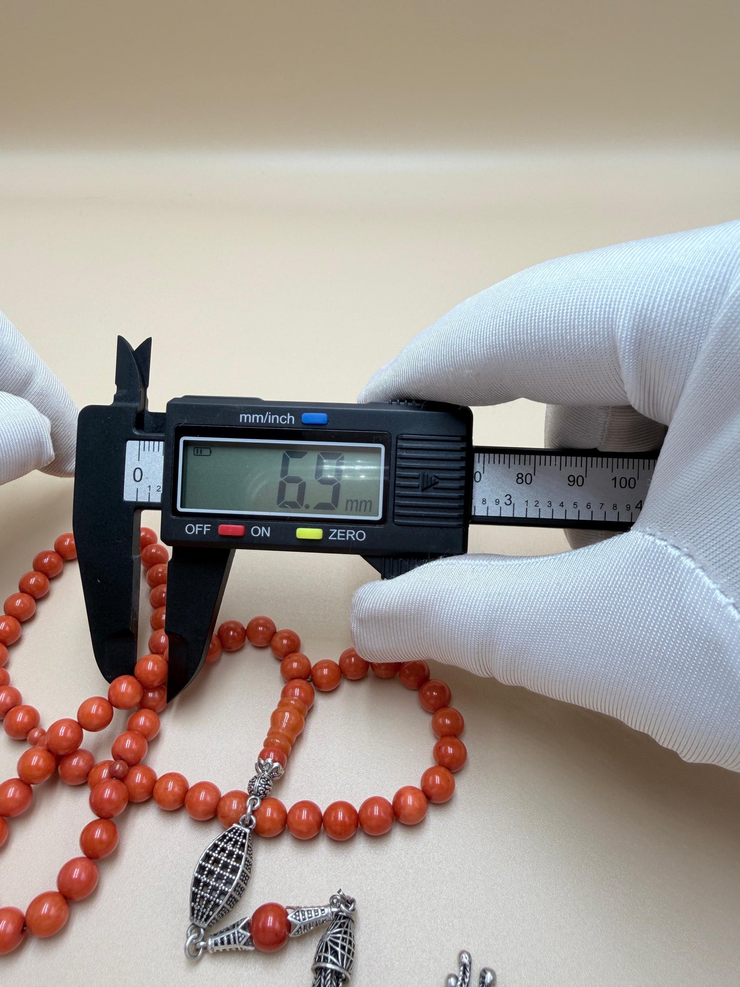 مسباح مرجان معالج بالليزر
مع شرّابة فضة عيار 925
Laser-treated Coral Misbaha
With 925 sterling silver tassel