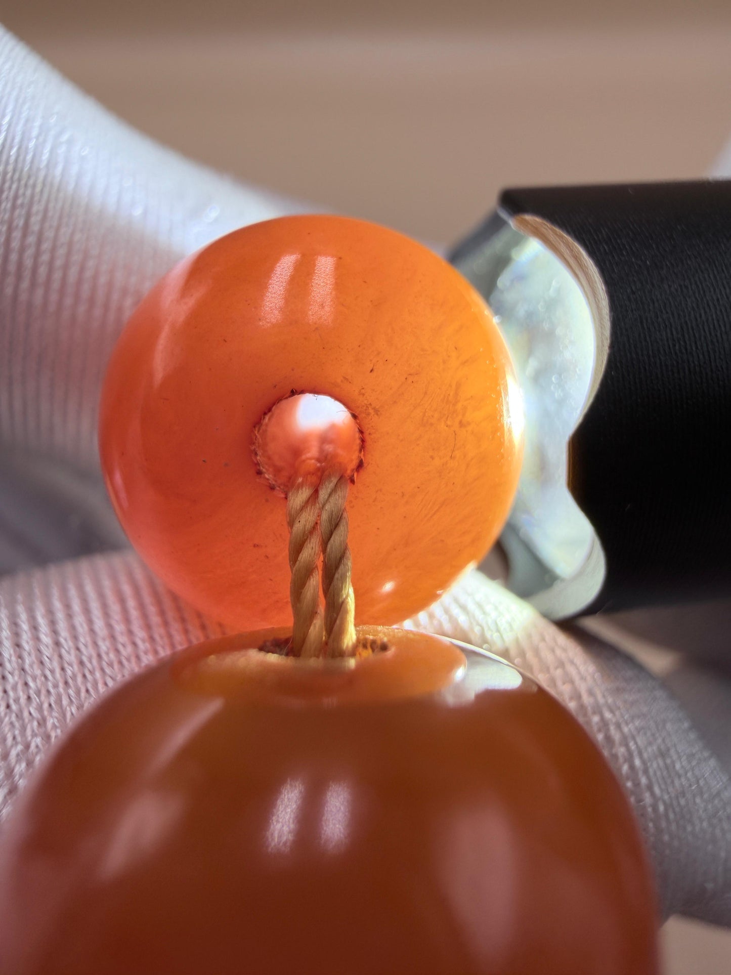 مسباح مسكي قديم، عرق أحمر، مع شرابة مميزة مزخرفة بالعملة العراقية القديمة وشرابة فضة عيار 500.