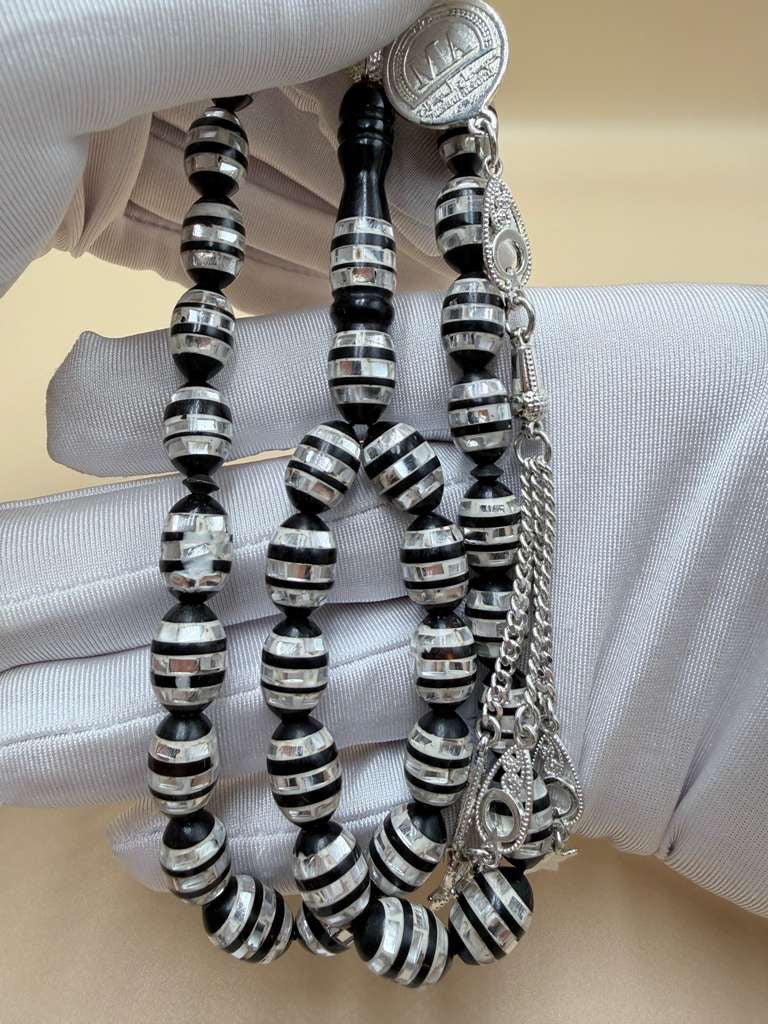 مسباح كوك، مطعّم صدف، خراطة مسباح السواح.
Kuka Wood Misbah, Inlaid with Mother of Pearl, Handcrafted by Al-Sawah Rosary Workshop.