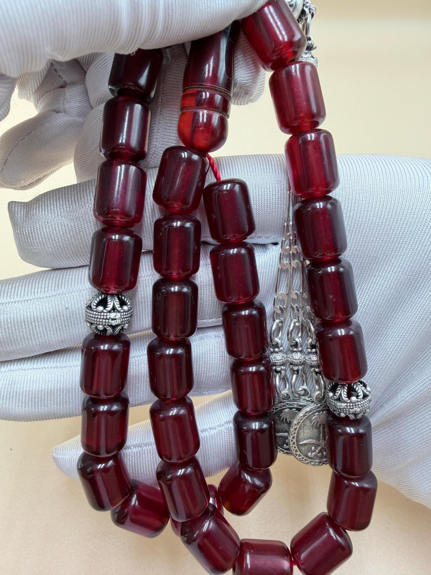 مسباح سندلوس مأنتك، تقليد بيت عنوز مع شرابة فضّة عيار 500.
Antique-style Sandalus Misbah, Anouz House replica, with a 500-grade silver tassel.