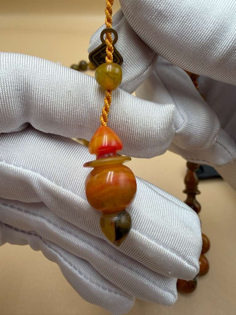 مسباح مسكي مميز، بخراطة مجد، عدد 45 خرزة.
Distinctive Musk Misbah with Majd Carving, 45 Beads.