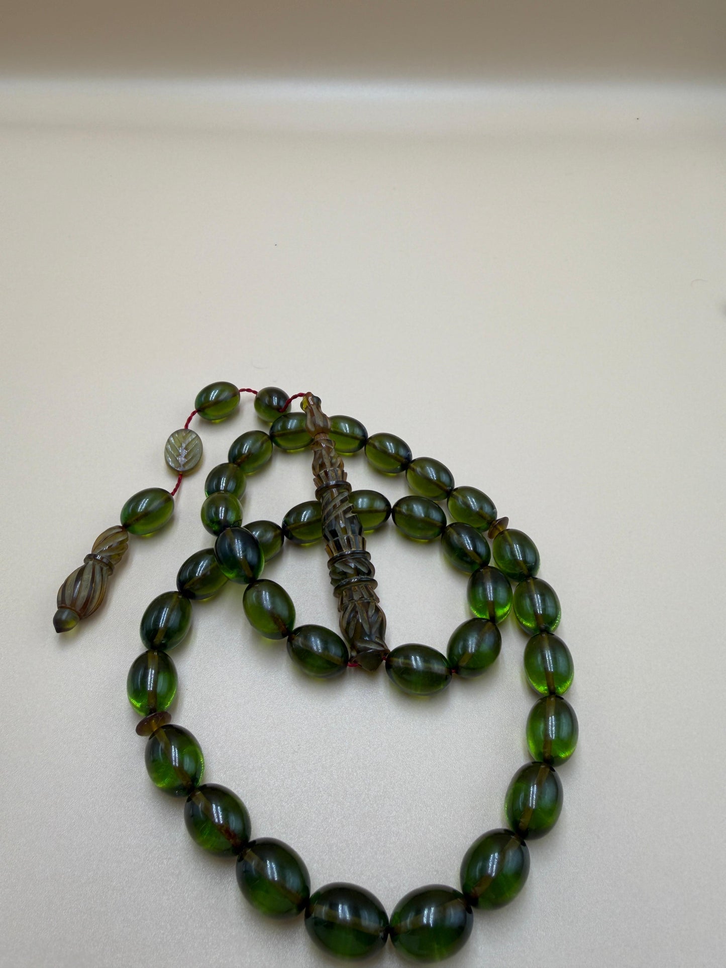 مسباح سندلوس شفاف نفطي، مع شاهد مميّز منقوش. Transparent Oily Sandalwood Misbah with a Distinctively Engraved Marker.