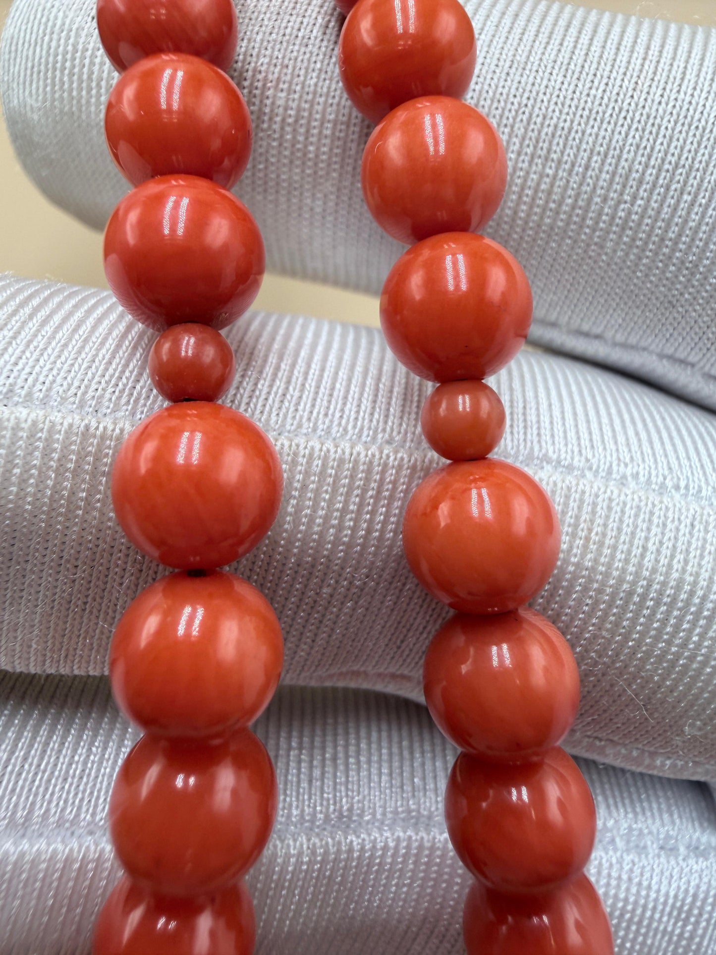 مسباح مرجان معالج بالليزر
مع شرّابة فضة عيار 925
Laser-treated Coral Misbaha
With 925 sterling silver tassel