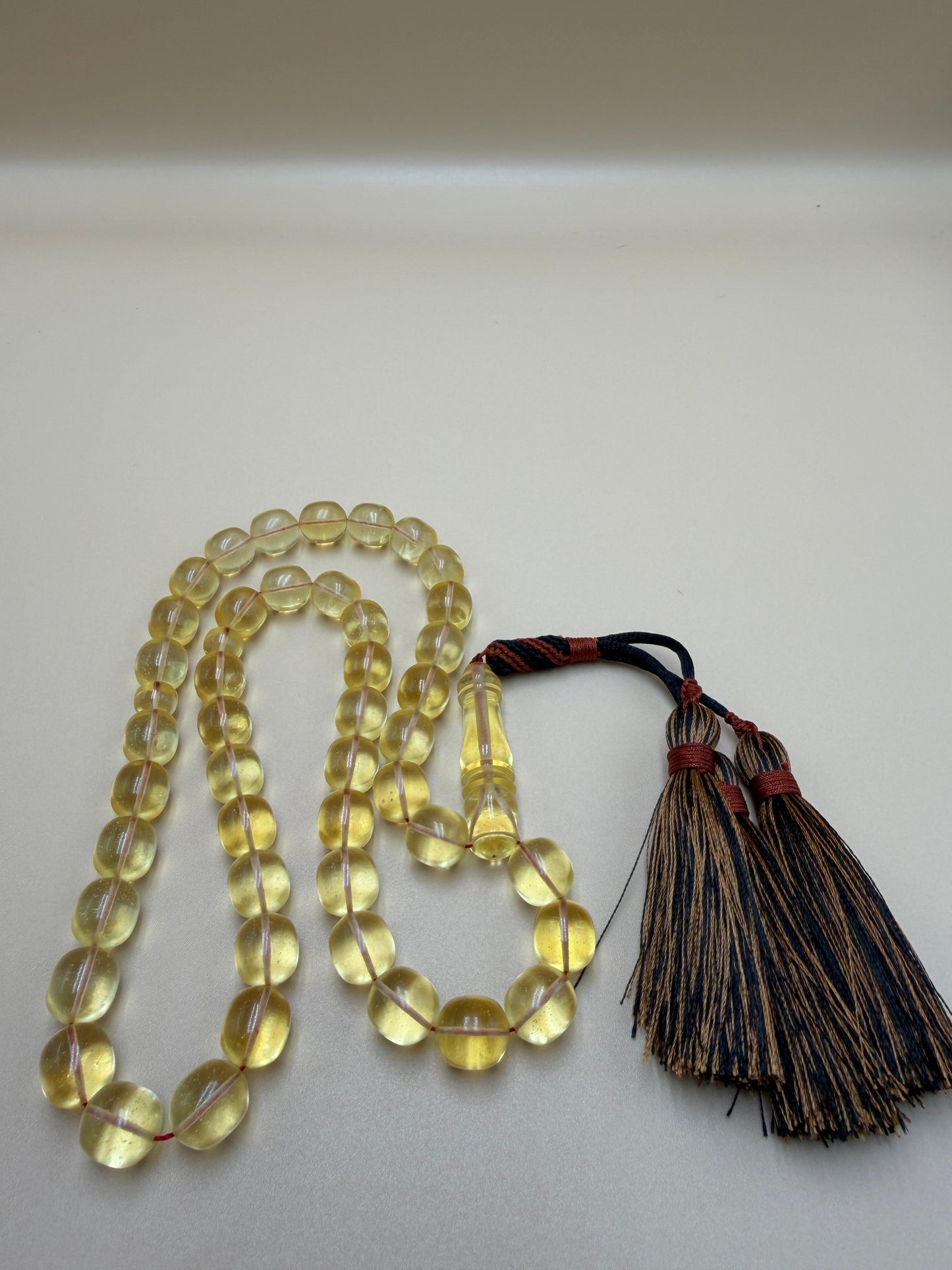 مسباح كهرمان كبس كولمبي، قوالب.
Pressed Colombian Amber Misbah, Molded Style.