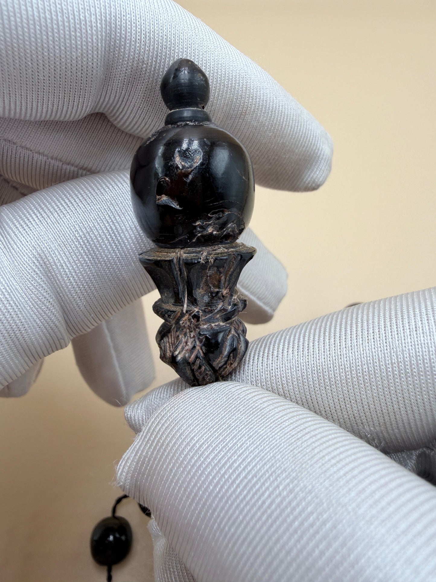 يسر بحر أحمر ساده
أنتيك قديم – حجم جامبو
مع شاهد مطعّم بالعاج
Plain Red Sea Yusr
Antique –