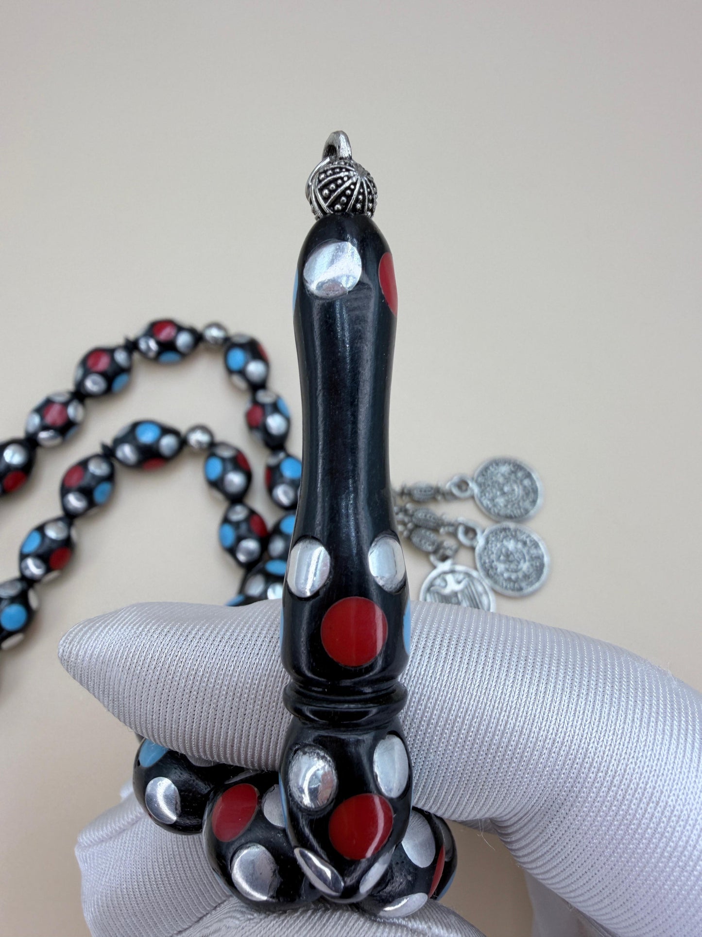 مسباح كوك قديم بتطعيم نحاس ومينا مع أحجارفيروز ومرجان
Vintage Koka Misbaha, inlaid with brass and enamel, featuring Turquoise and Coral stones.