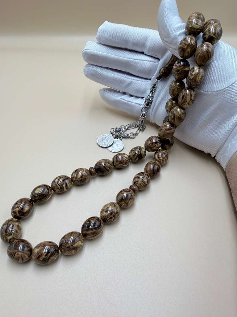 مسباح مسكي خام عصي (دبس وراشي) مع شرّابة فضة عيار ٥٠٠. Raw Musk Misbaha (Dibs & Wrashi sticks) with a 500 silver tassel.