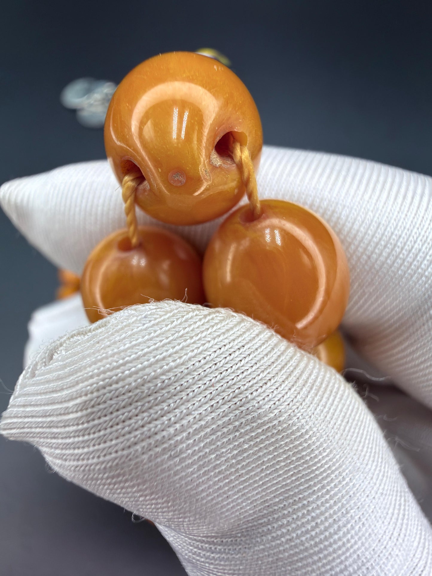 Unique musk Misbaha featuring the image of Saddam Hussein and the Iraqi national anthem, paired with a 500-grade silver tassel. مسباح مسكي مميّز يحمل صورة صدام حسين والسلام الجمهوري، مرفق بشرّابة فضّة عيار 500