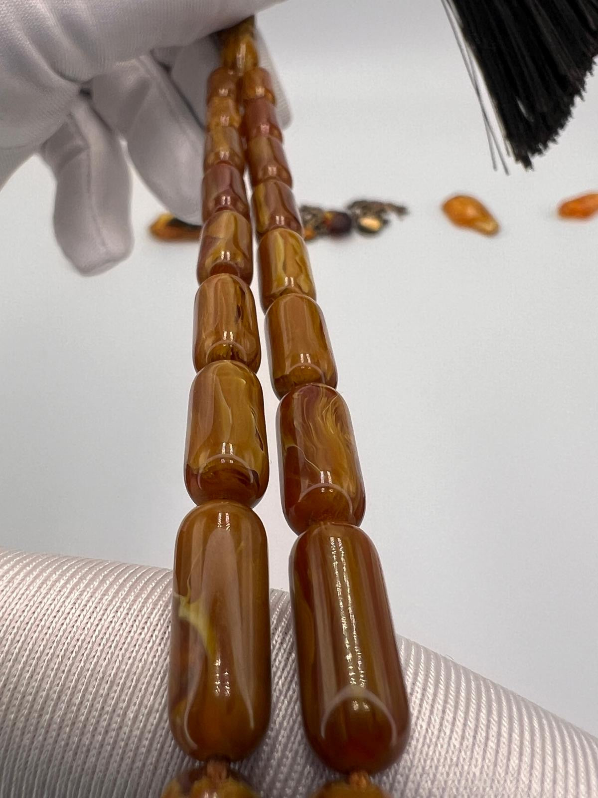 مسباح سندلوس قصة كبسولي، صنعة نظيفة ولمعته ثابتة.
Sandalwood tasbih with capsule-cut beads,.