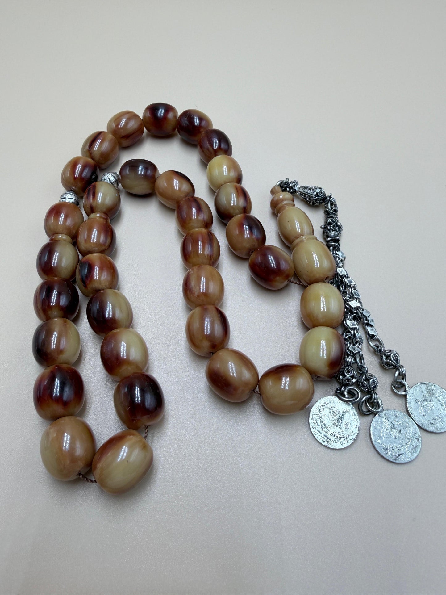 مسباح سندلوس خام عصيان مع شرّابة فضة عيار ٥٠٠. Raw Sandalwood Misbaha with natural stick beads, finished with a 500 silver tassel.