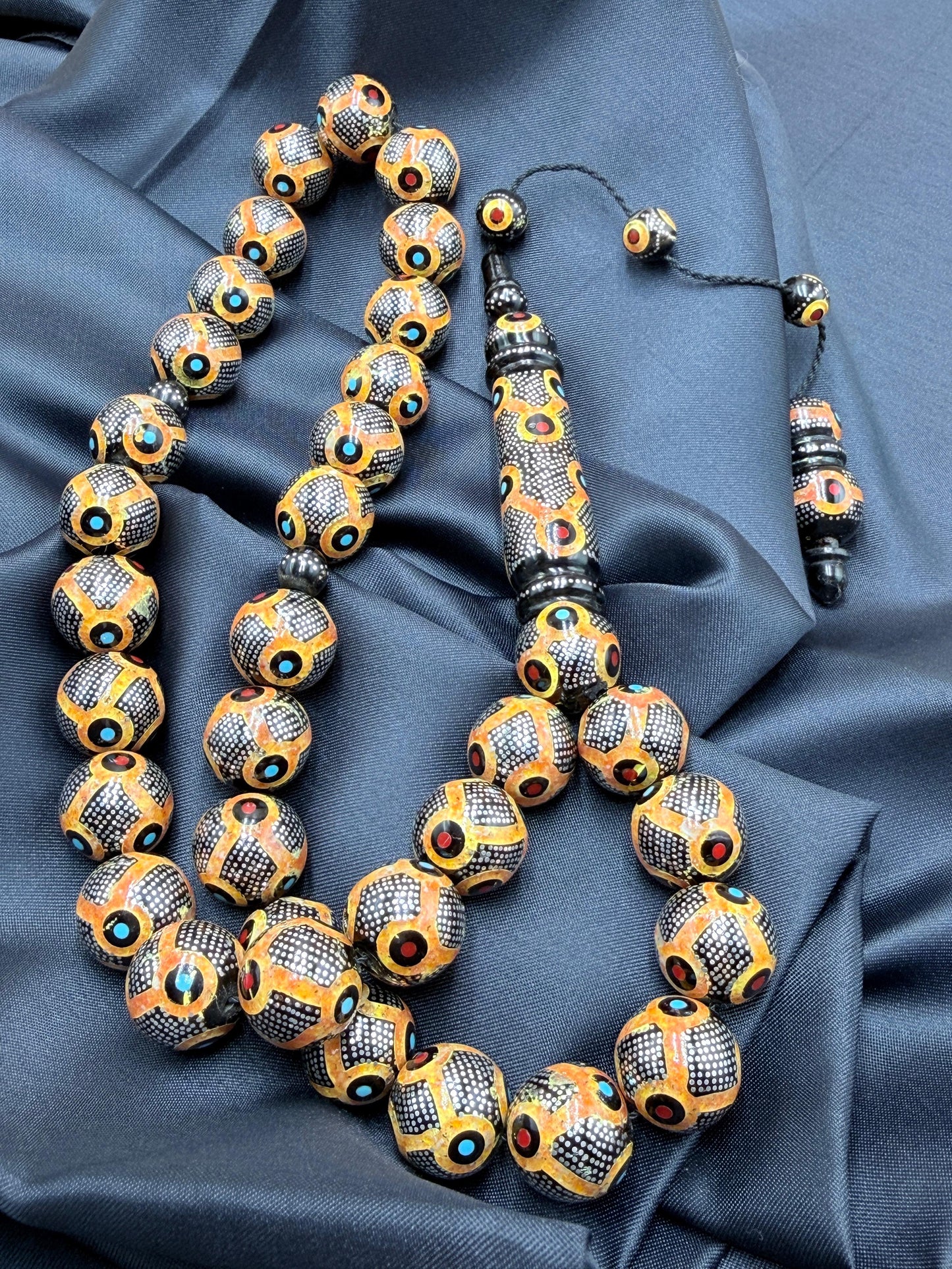 Antique Red Sea Coral
Inlaid with 925 sterling silver, featuring natural amber, coral, and turquoise. يسر بحر أحمر أنتيك
مطعّم بالفضّة الخالصة عيار 925، ومزيّن بأحجار الكهرمان الطبيعي، والمرجان، والفيروز