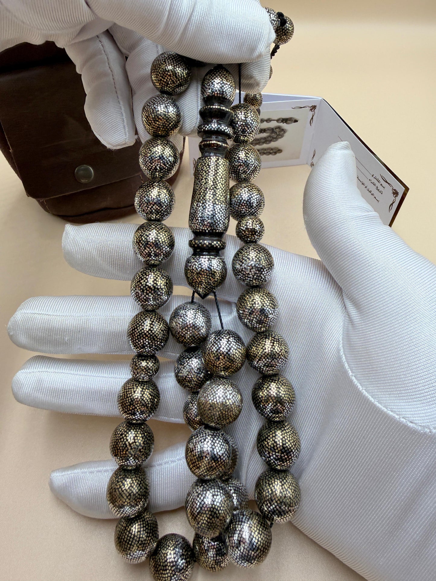 مسباح محمود طرزان – يسر بحر أحمر بتطعيم فضّة وسكروم، إصدار الشبح.
Mahmoud Tarzan rosary – Red Sea Yusr, inlaid with silver and scrom, Phantom edition.