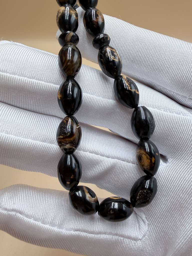 مسباح يسر بحر أحمر ساده، خامة مميّزة مع عروق فاير. Red Sea Coral Misbah, Plain Style, Premium Material with Fire Veins.