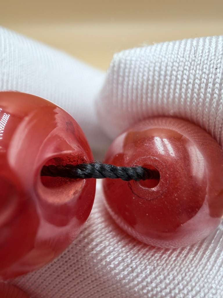 مسباح سندلوس خام من عصيان، مع شرابة فضة عيار 500 Raw Sandalus Misbaha (stick form), with 500-grade silver tassel,