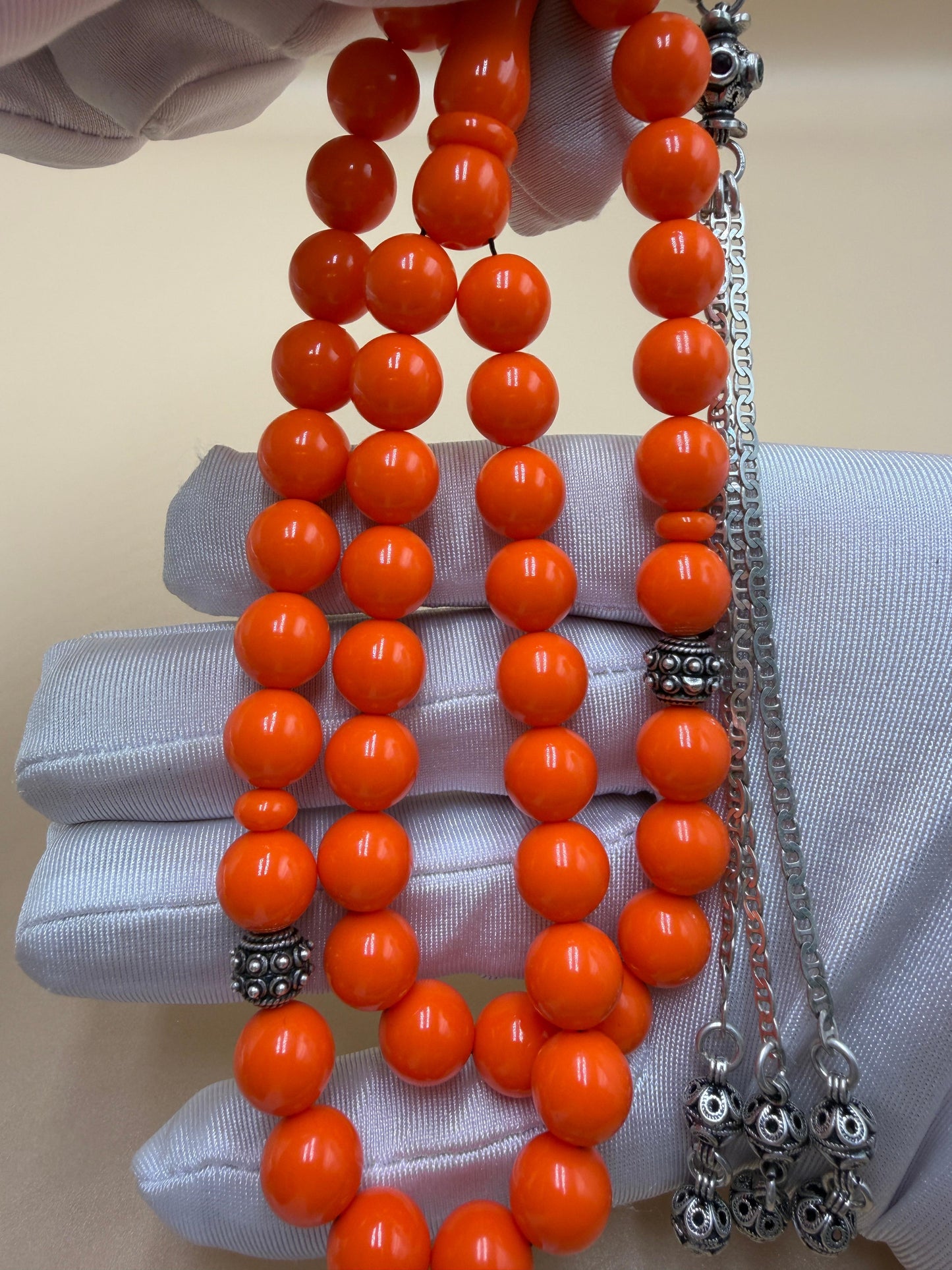 مسباح بولنك خام أنتيك، بخراطة جديدة، مع شرابة وفواصل فضة عيار 925. Antique Raw Bulnek Misbah with New Carving, Featuring Tassel and Spacers in 925 Silver.