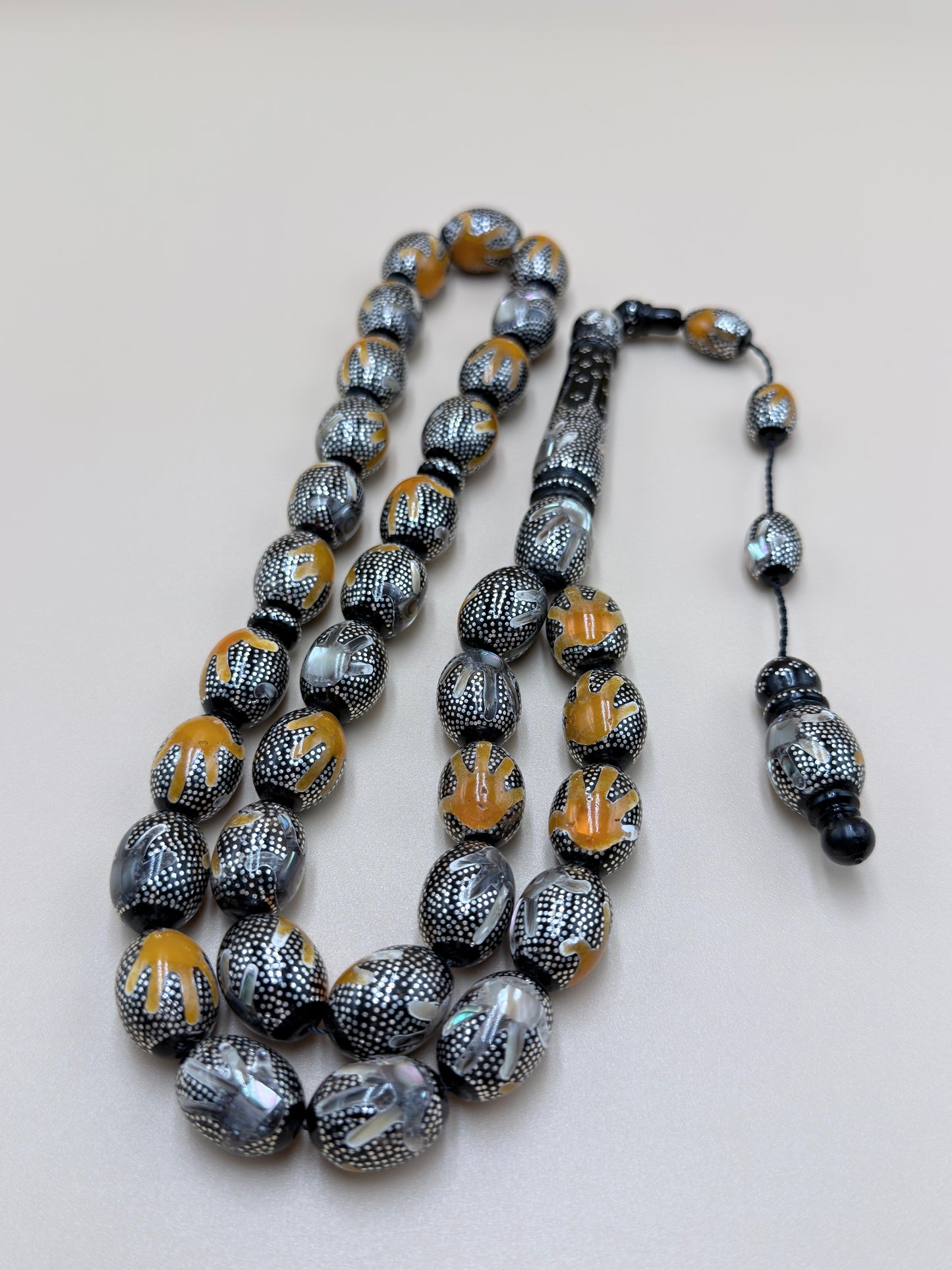 يسر بحر أحمر، مرصّع بالفضّة الخالصة عيار 925، ومزيّن بـ المرجان الطبيعي والصدف الأسترالي.

Red Sea Yusr, set in 925 sterling silver, adorned with natural coral and Australian mother of pearl.