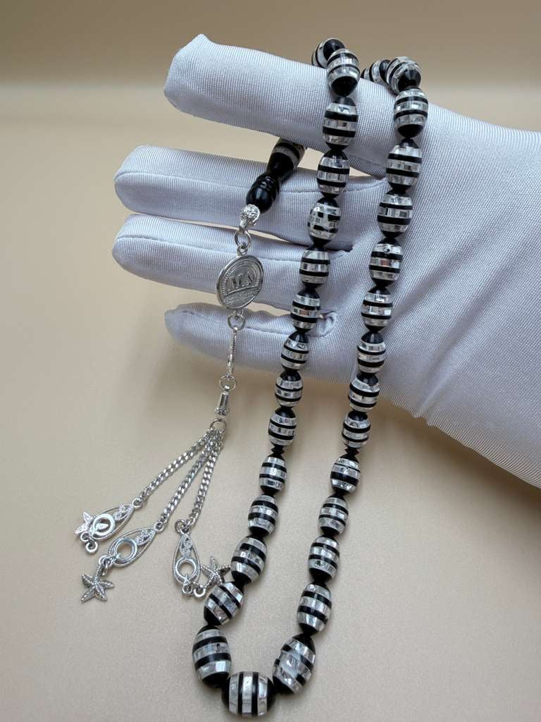 مسباح كوك، مطعّم صدف، خراطة مسباح السواح.
Kuka Wood Misbah, Inlaid with Mother of Pearl, Handcrafted by Al-Sawah Rosary Workshop.