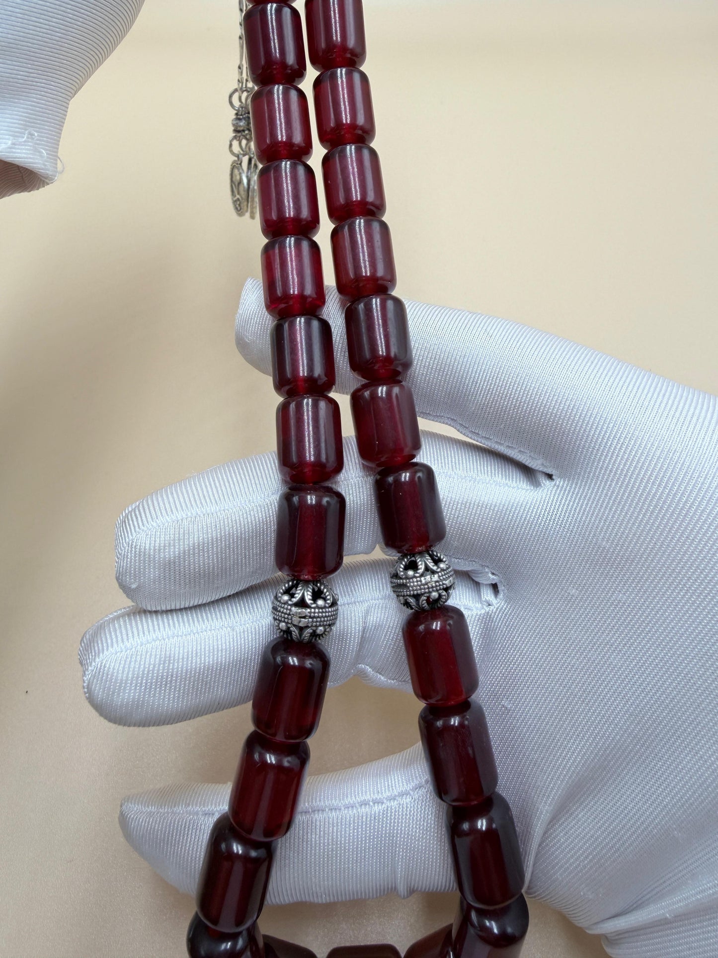 مسباح سندلوس مأنتك، تقليد بيت عنوز مع شرابة فضّة عيار 500.
Antique-style Sandalus Misbah, Anouz House replica, with a 500-grade silver tassel.