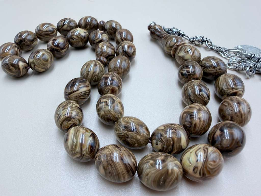مسباح مسكي خام عصي (دبس وراشي) مع شرّابة فضة عيار ٥٠٠. Raw Musk Misbaha (Dibs & Wrashi sticks) with a 500 silver tassel.