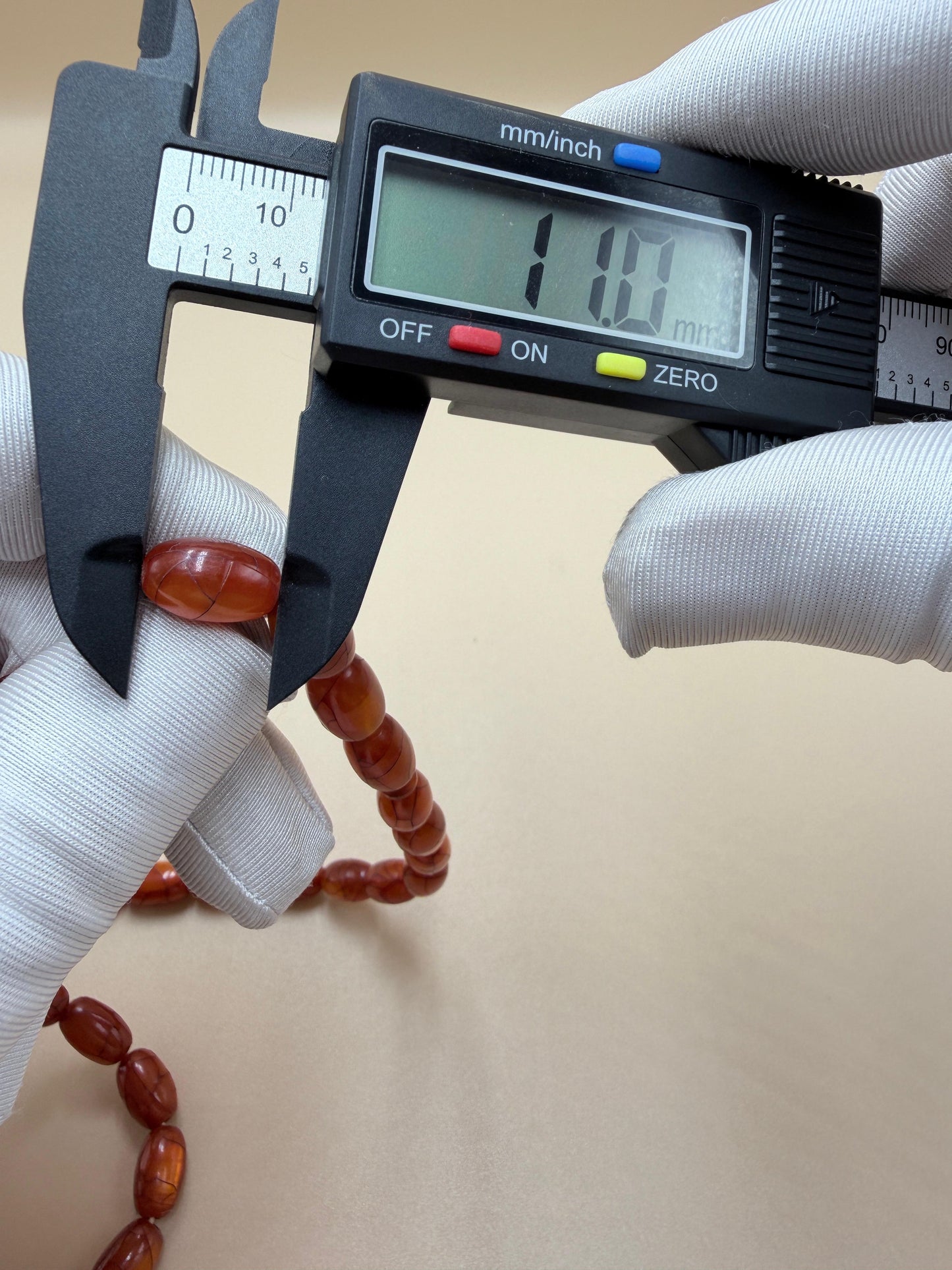 مسباح أنتيك من خراطة شعبان الأب، عمر المسباح أكثر من 80 سنة.
Antique Misbah by Shaban Al-Ab (master turner), over 80 years old.