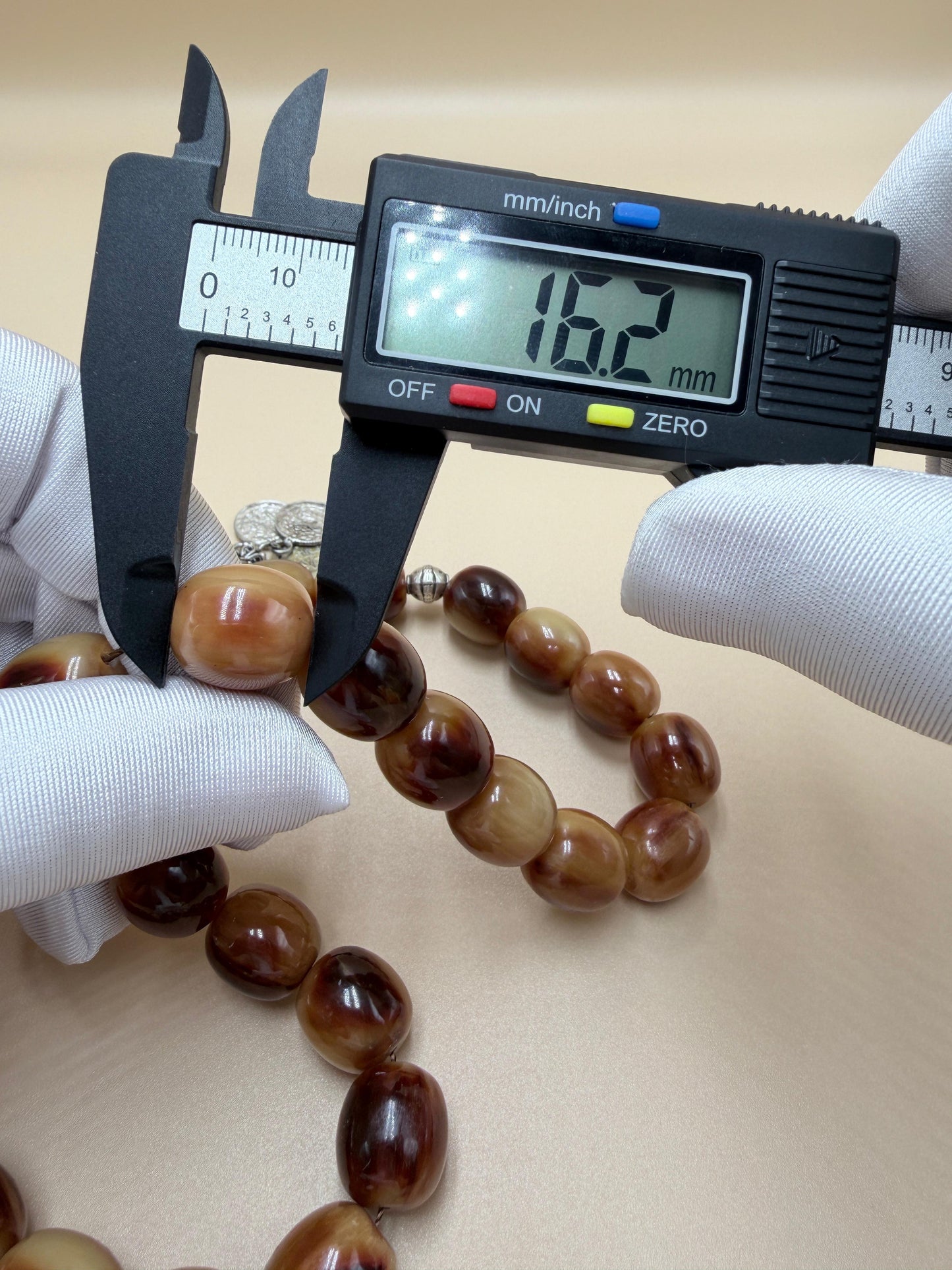 مسباح سندلوس خام عصيان مع شرّابة فضة عيار ٥٠٠. Raw Sandalwood Misbaha with natural stick beads, finished with a 500 silver tassel.