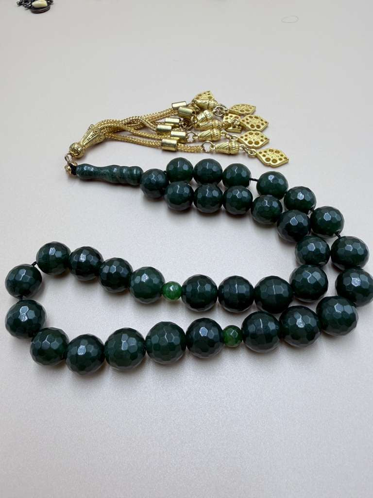 مسباح حجر الحظ الصيني مع شرّابة مطليةChinese Lucky Stone Misbaha with gold-plated tassel.