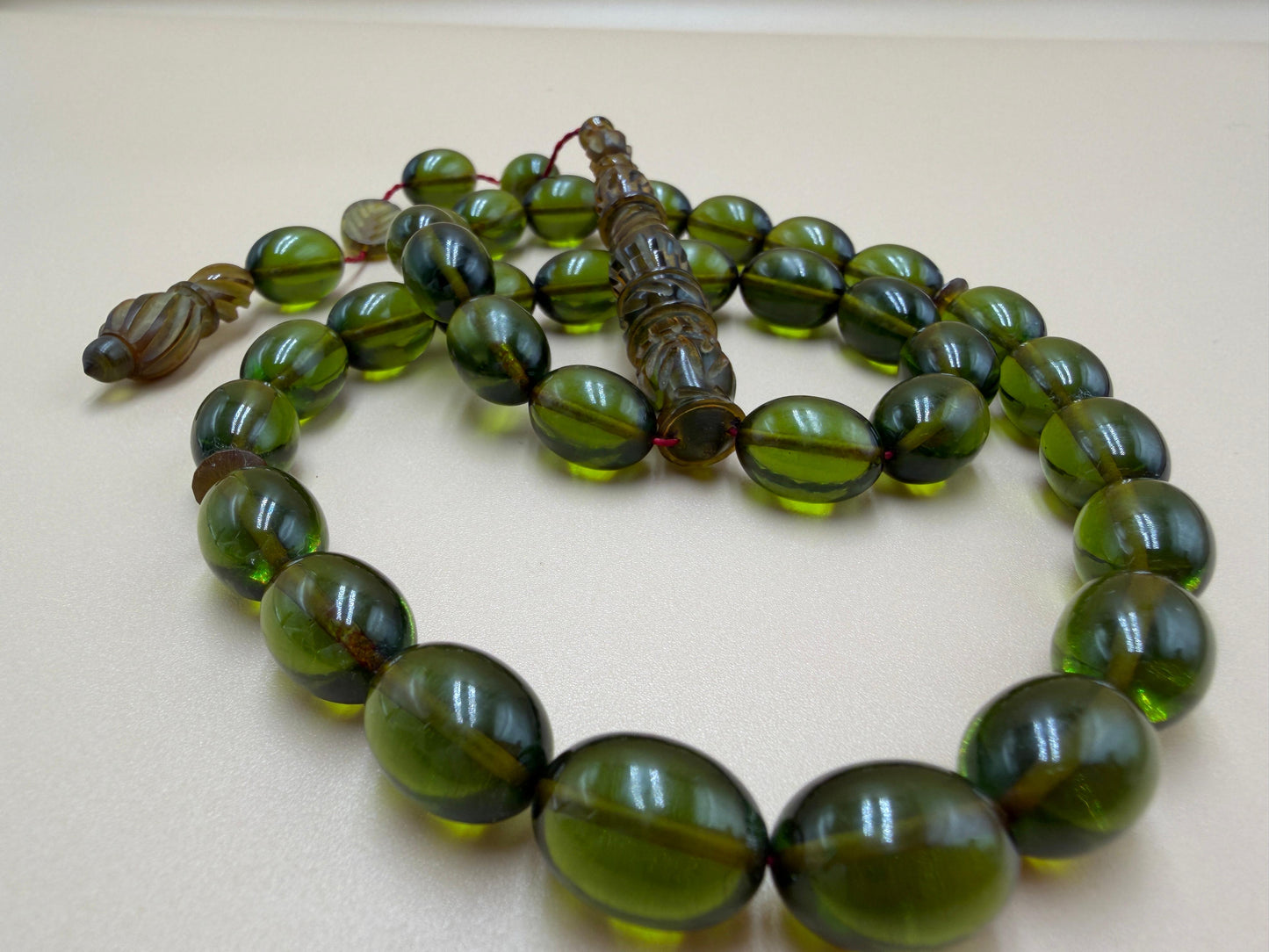 مسباح سندلوس شفاف نفطي، مع شاهد مميّز منقوش. Transparent Oily Sandalwood Misbah with a Distinctively Engraved Marker.