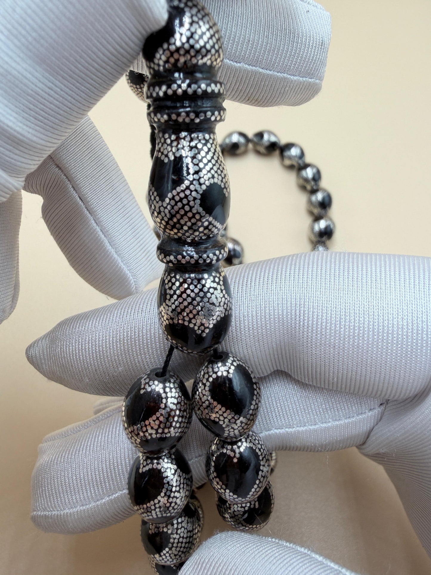 مسباح – قطعة محمود طرزان – يسر بحر أحمر الفاخرة، مطعّمة بالفضّة عيار 1000 ضمن إصدار قلب الحب
Misbah – A luxurious Mahmoud Tarzan – Red Sea Yusr, inlaid with 1000-grade silver in the Love Heart edition,